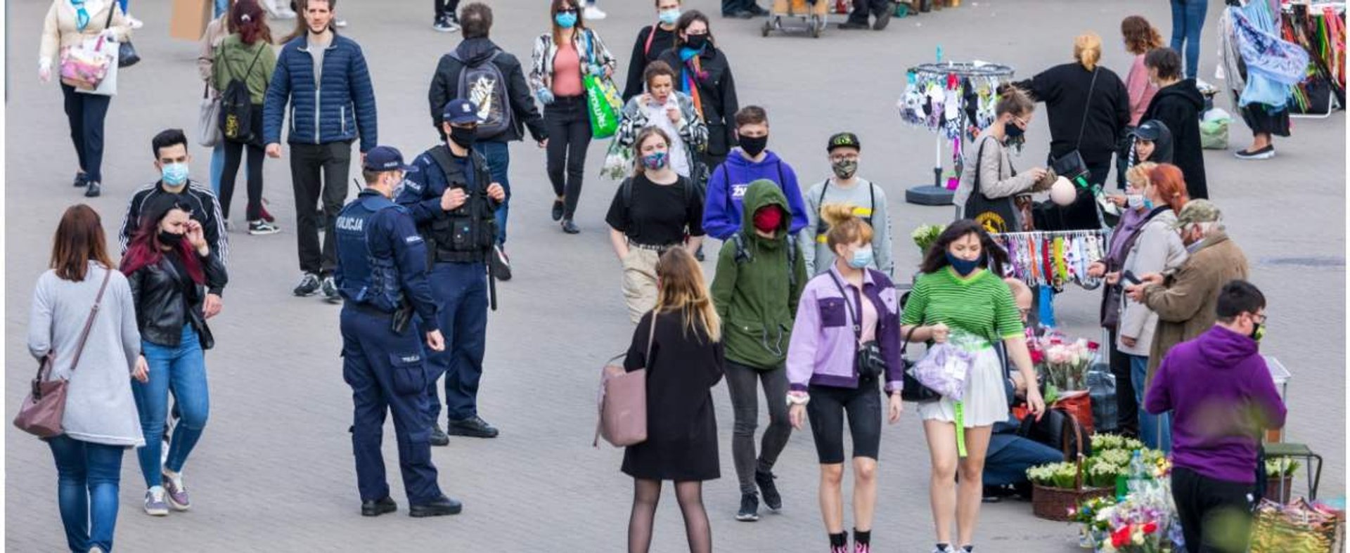 fot: Arkadiusz Ziolek/ East News. Warszawa. 26.05.2020. n/z Tlum pieszych na chodniku w maskach ochronnych.