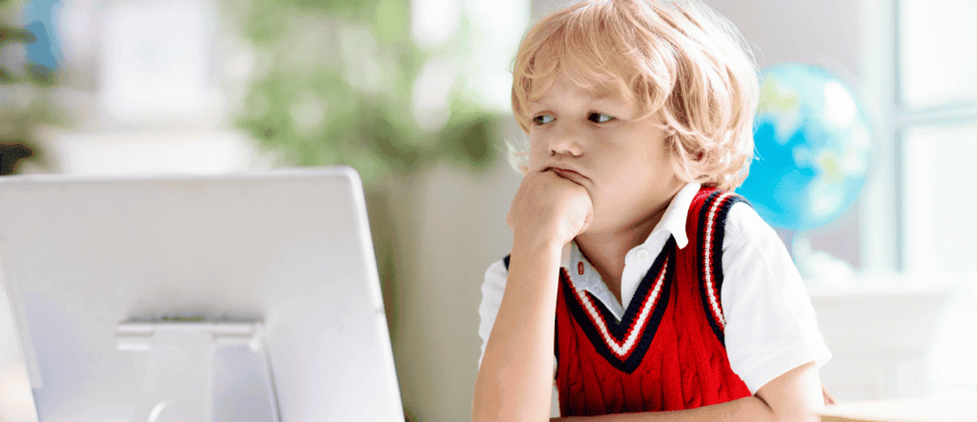 Chłopiec przed laptopem