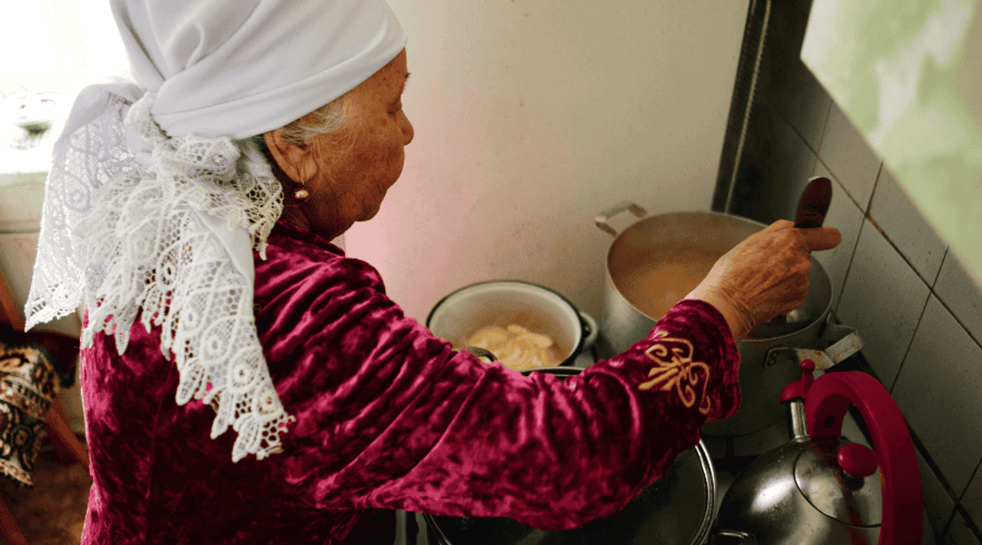Gotująca starsza kobieta