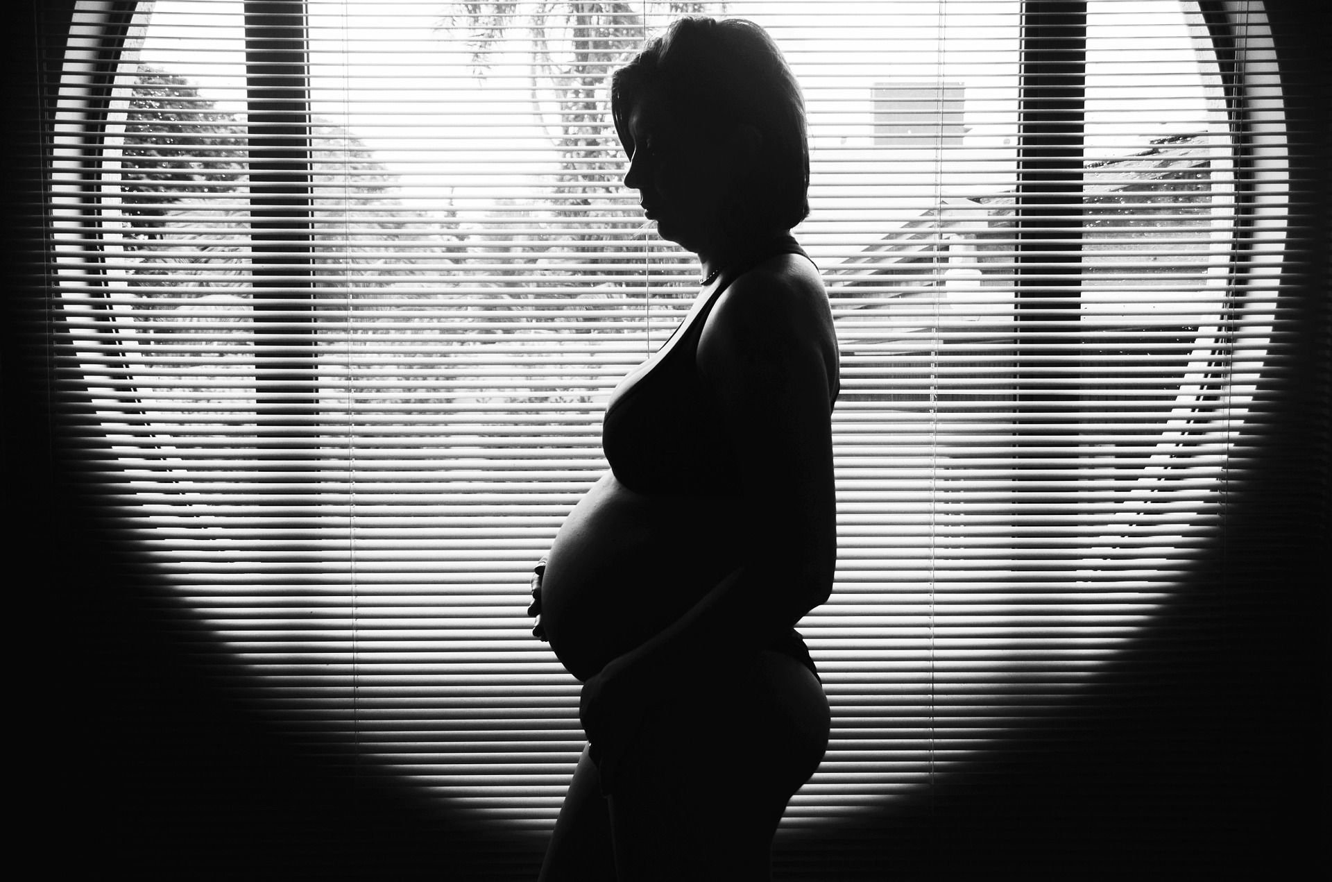 Twardy brzuch w ciąży – co oznacza, jak postępować?