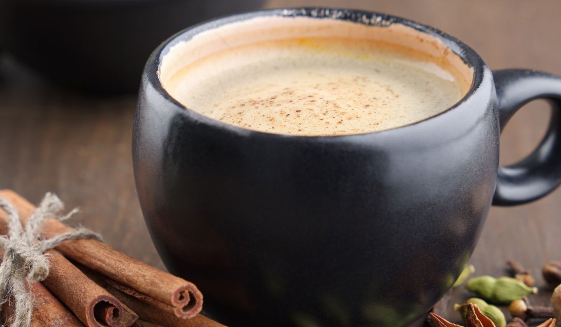 Dlaczego do kawy warto wsypać szczyptę cynamonu? Efekt powala na łopatki