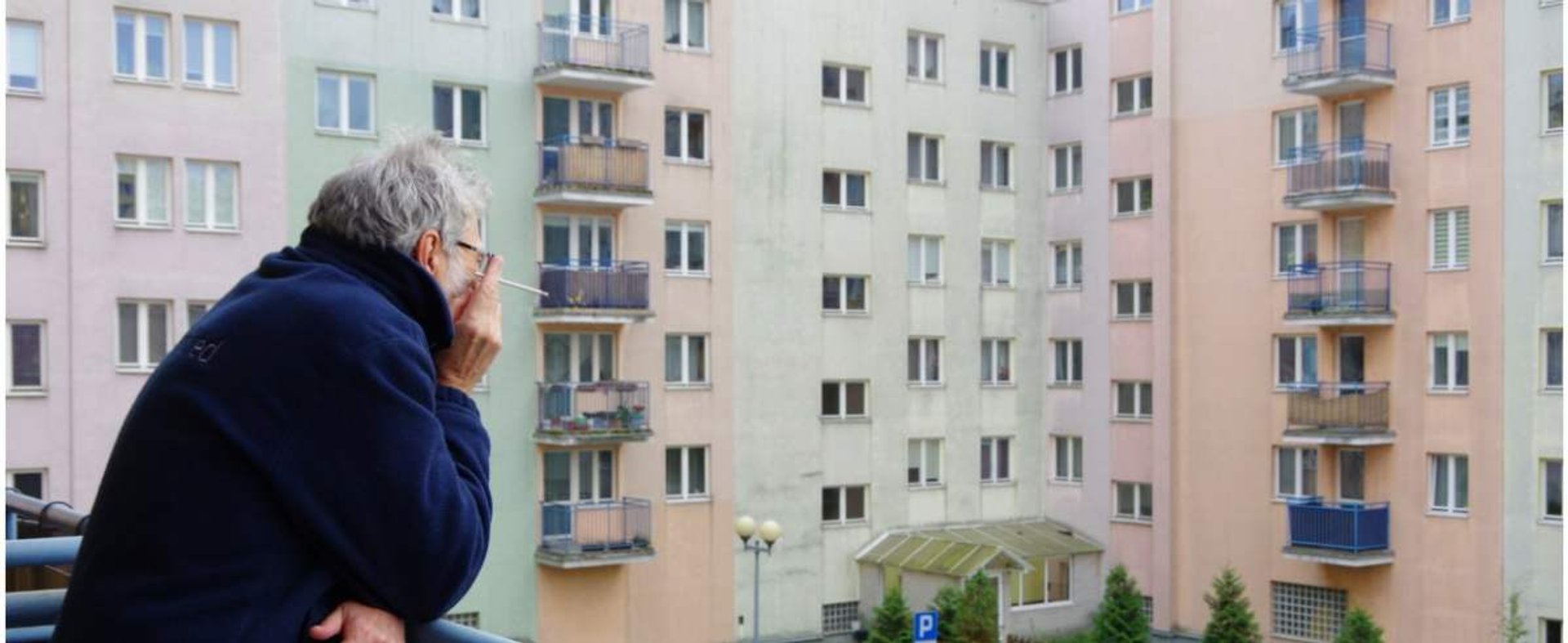 PHOTO: ZOFIA I MAREK BAZAK / EAST NEWS Akcja "Bezpieczny Senior", podstawowe zasady bezpieczenstwa - zostan w domu w czasie pandemii koronawirusa - relaks na balkonie zamiast spaceru
