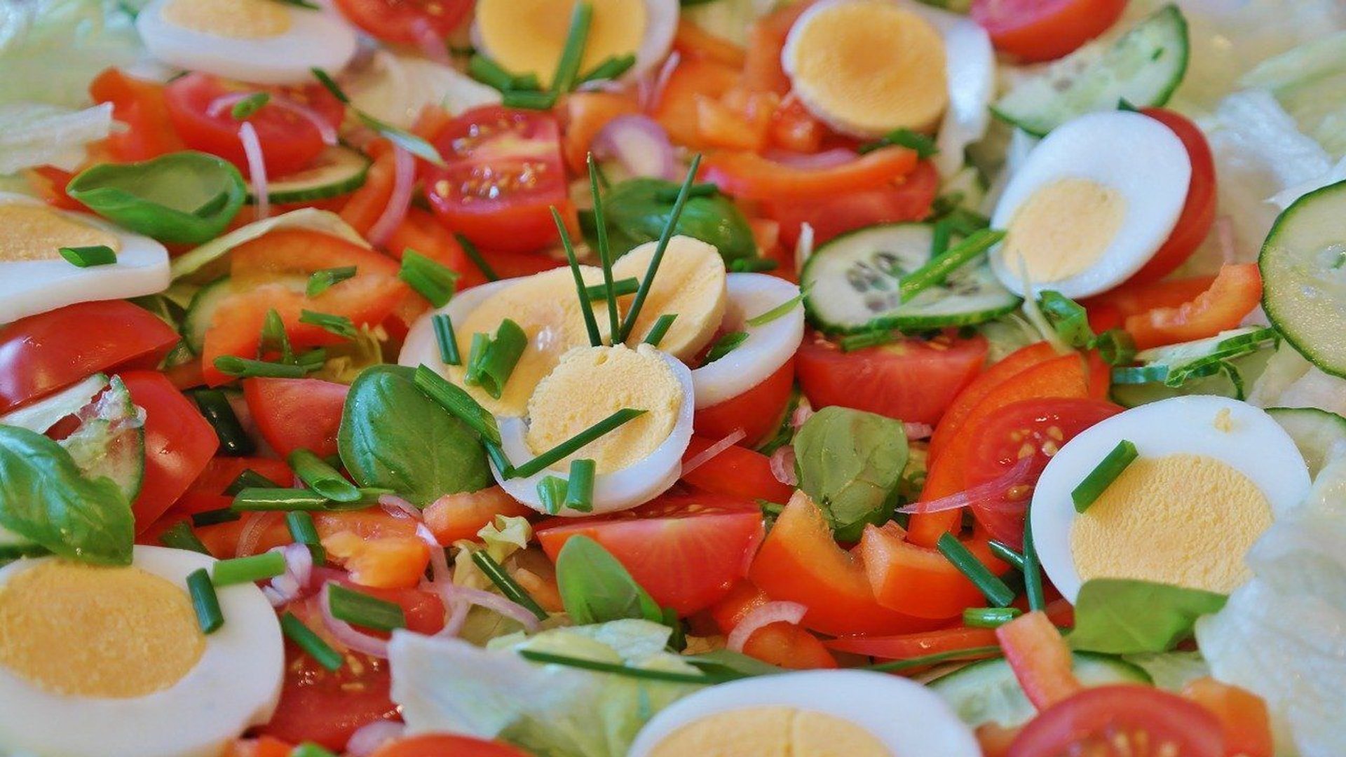 Sałatka nicejska z tuńczykiem, anchois, jajkiem i warzywami