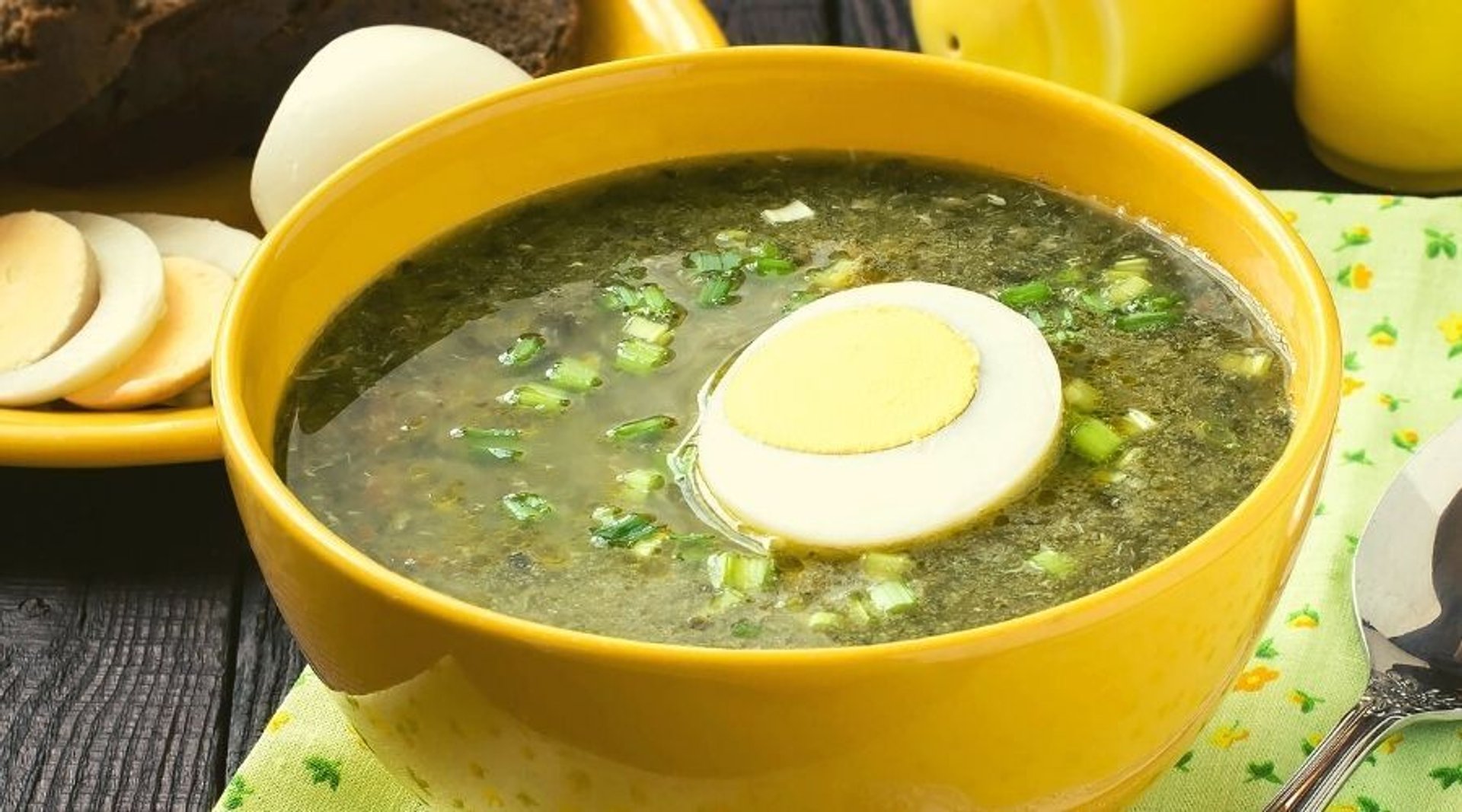Dlaczego do zupy szczawiowej dodaje się jajko?