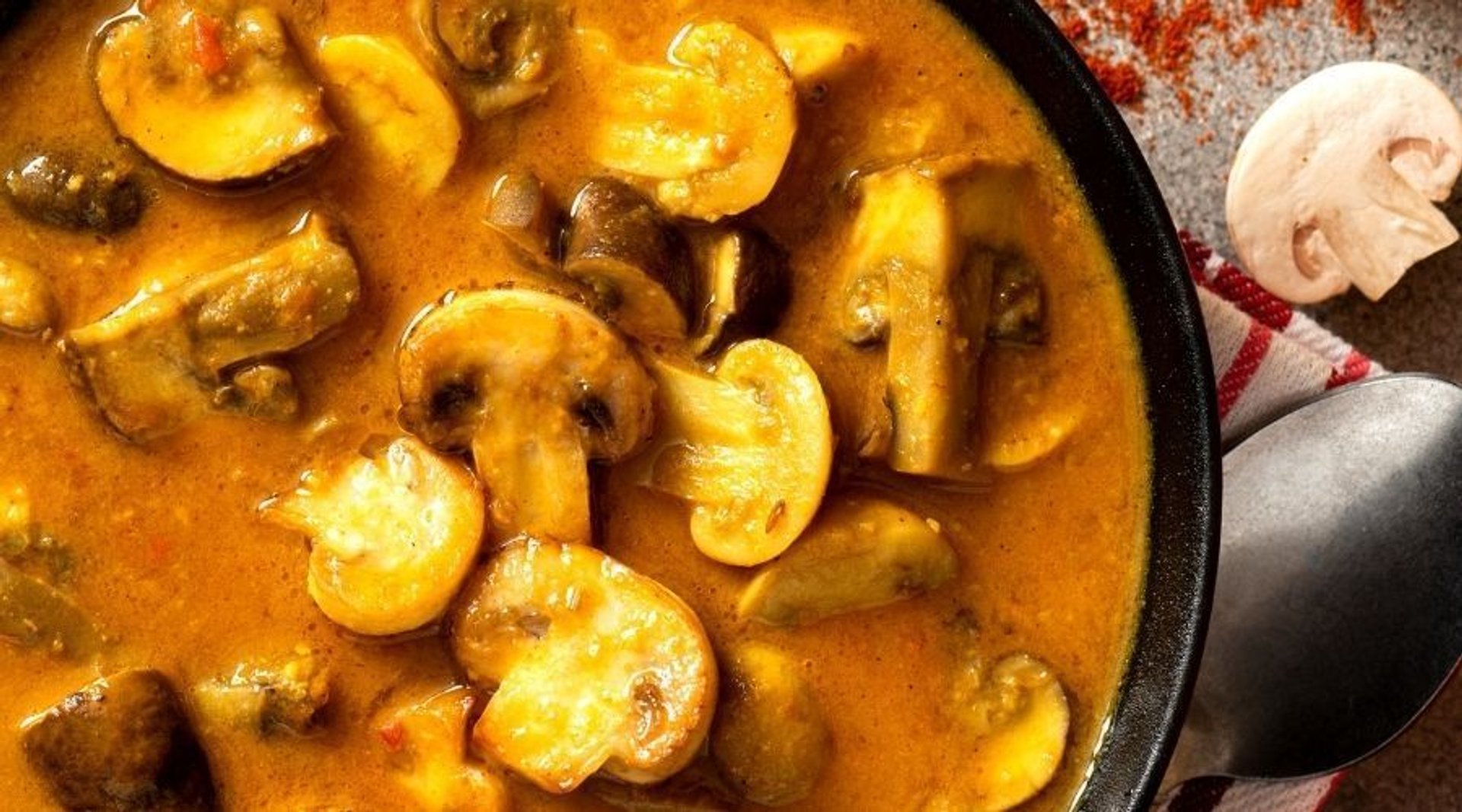 Sycący i gęsty gulasz grzybowy. Alternatywa dla mięsa