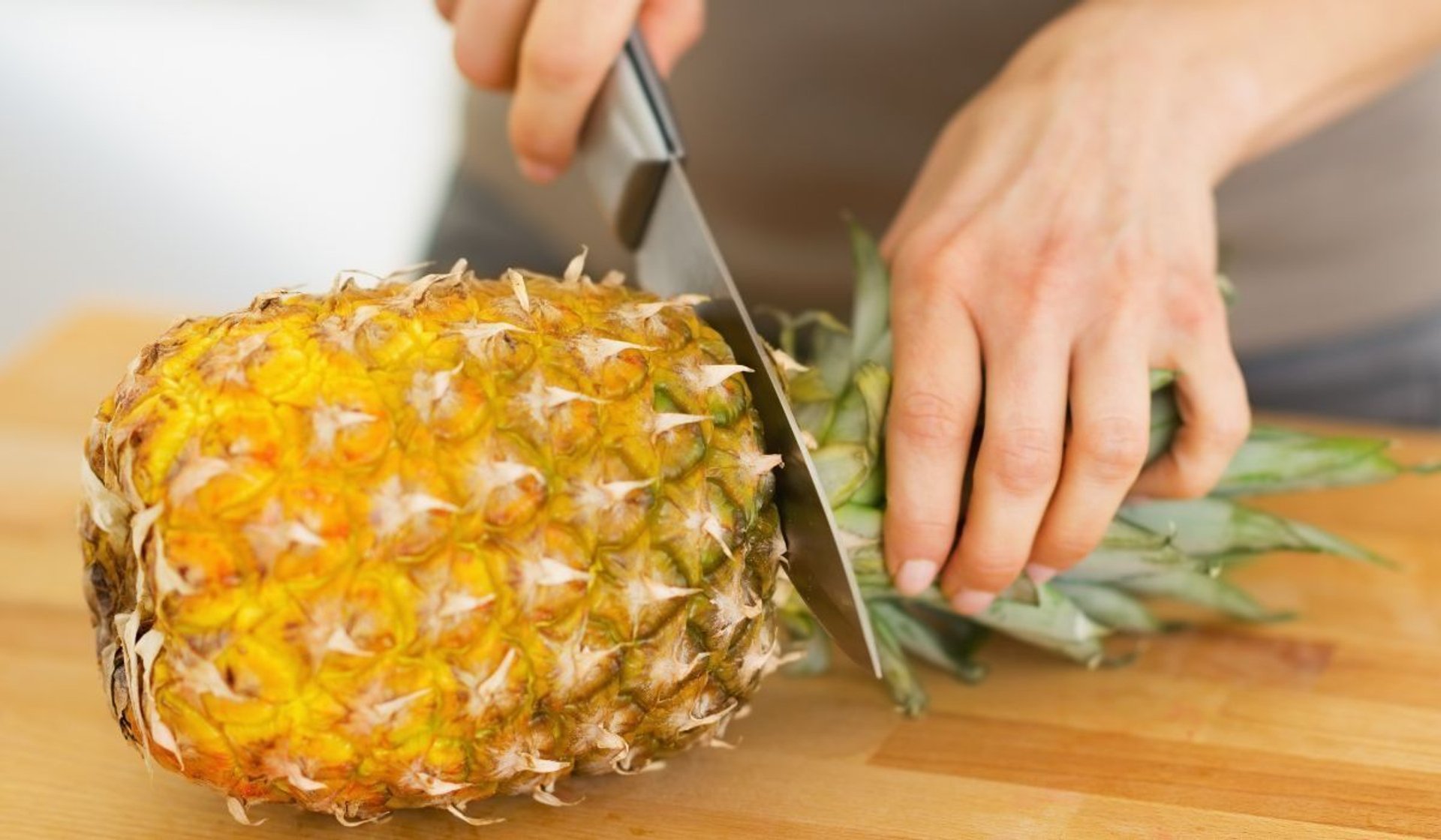 Jak wykorzystać w kuchni skórkę ananasa? Mamy pyszną propozycję