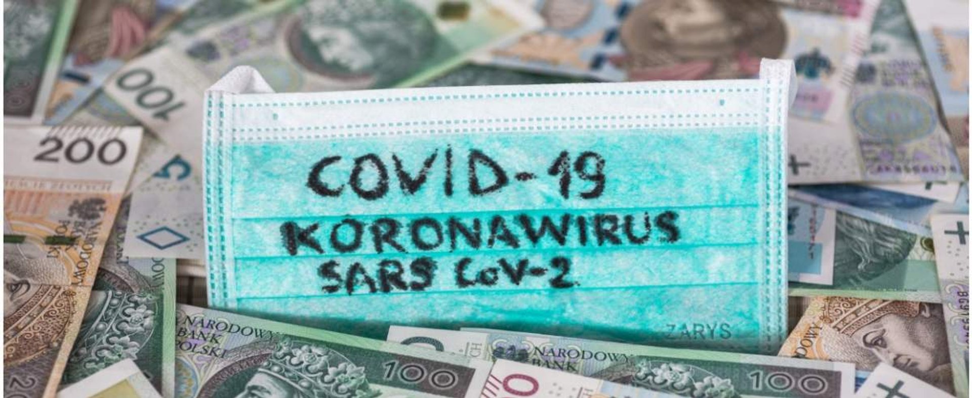 fot: Arkadiusz Ziolek/ East News. 12.05.2020. n/z Napis koronawirus Covid-19 na tle pieniedzy.