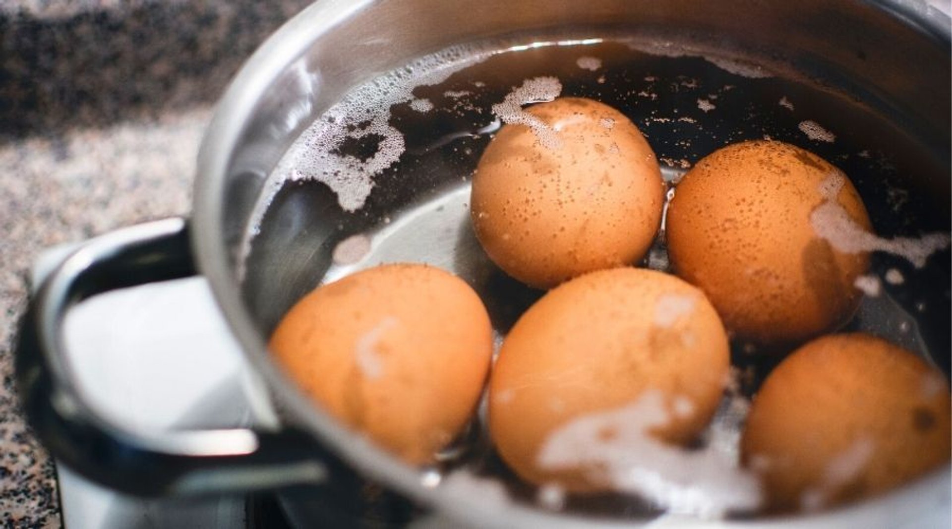 Sprytny trik na pękające jajka podczas gotowania