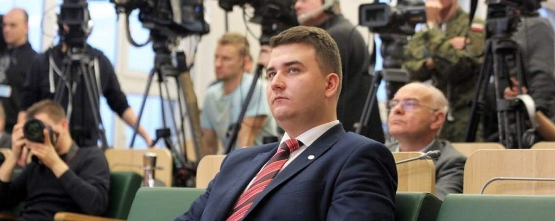 Misiewiczówka miała by hitem, przyciągnęła problemy. Były protegowany Macierewicza przed sądem 