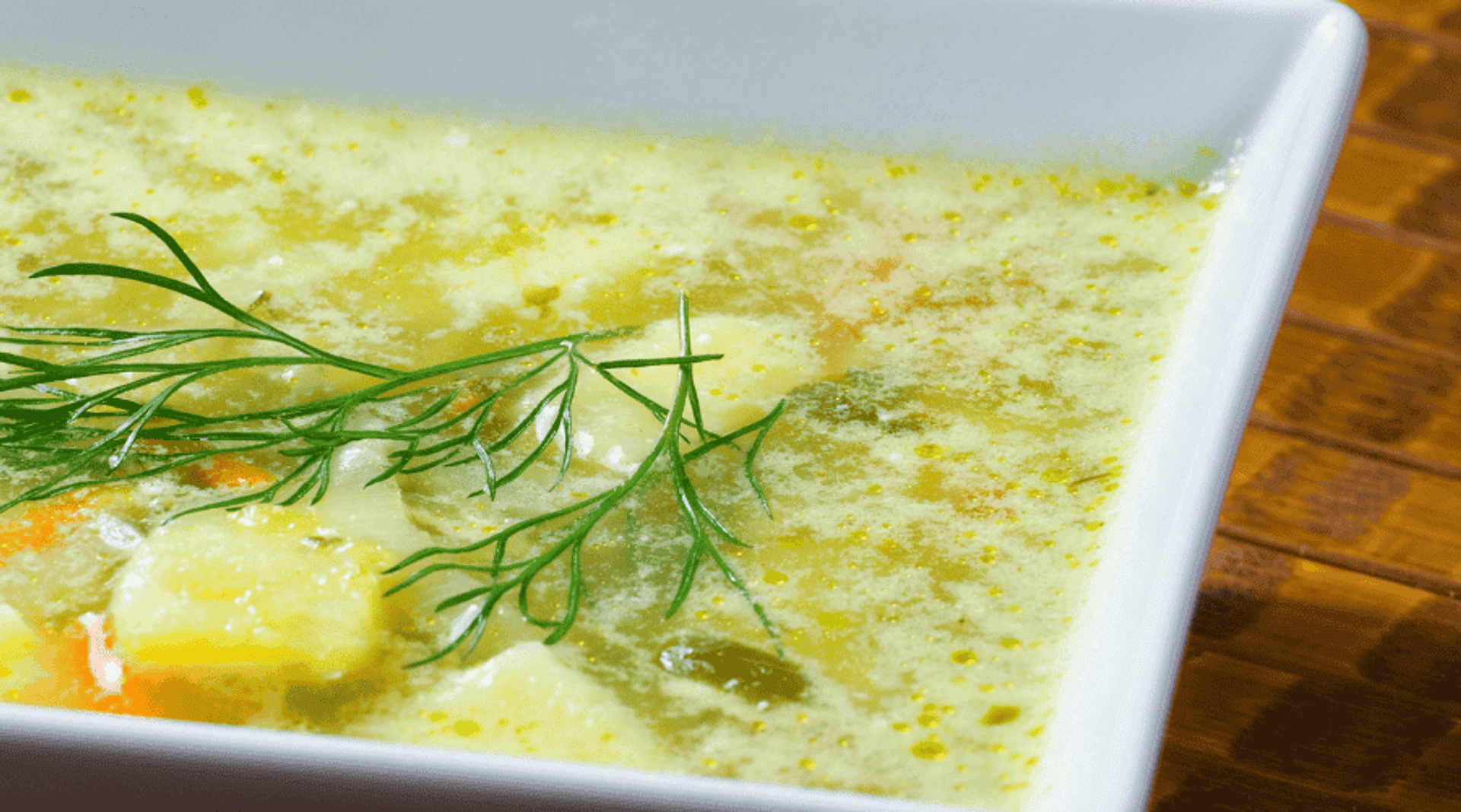Zupa ogórkowa na żeberkach