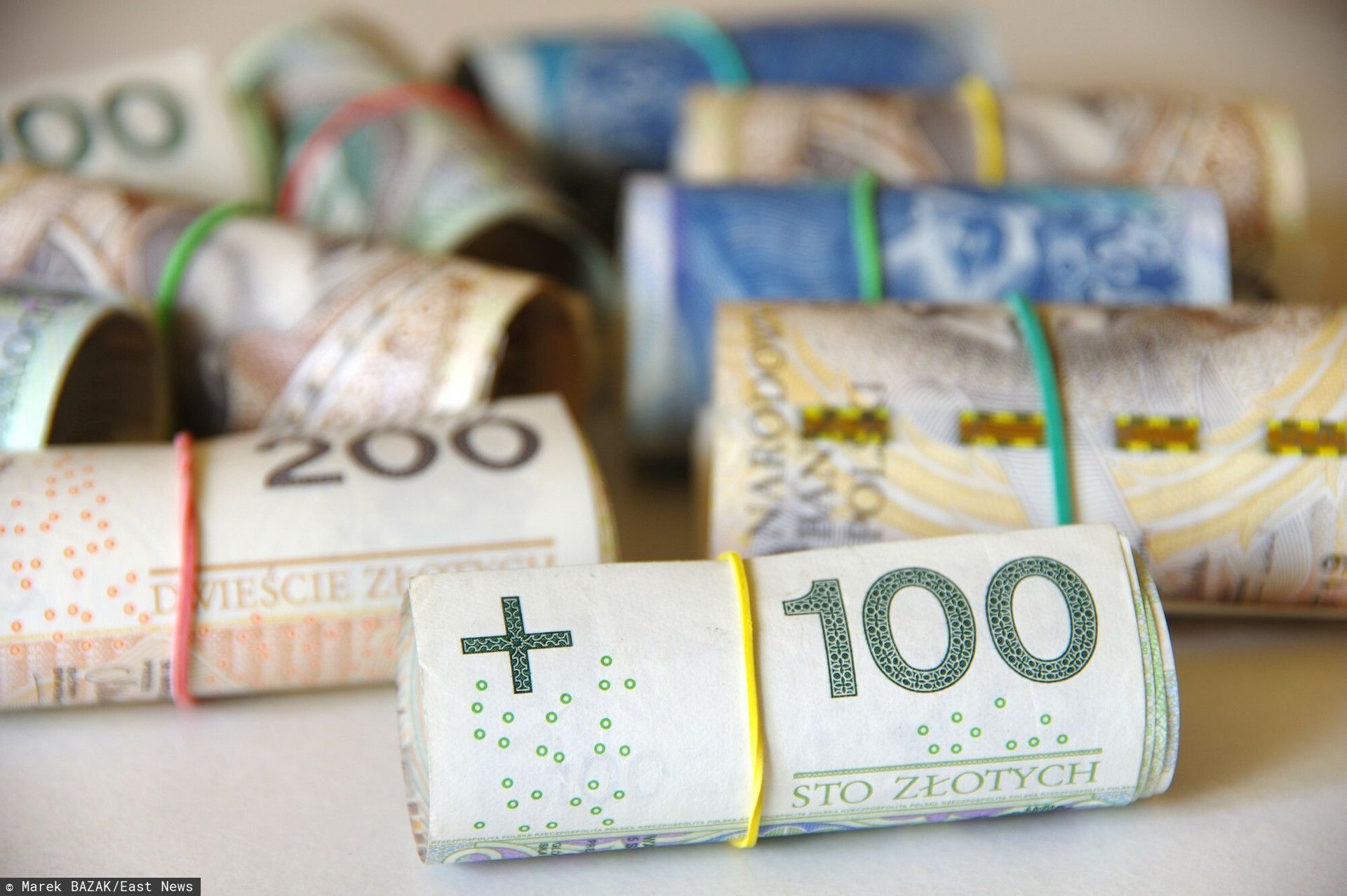 W Polsce rusza eksperyment: tysiące Polaków będzie dostawać po 1300 zł. I to przez dwa lata