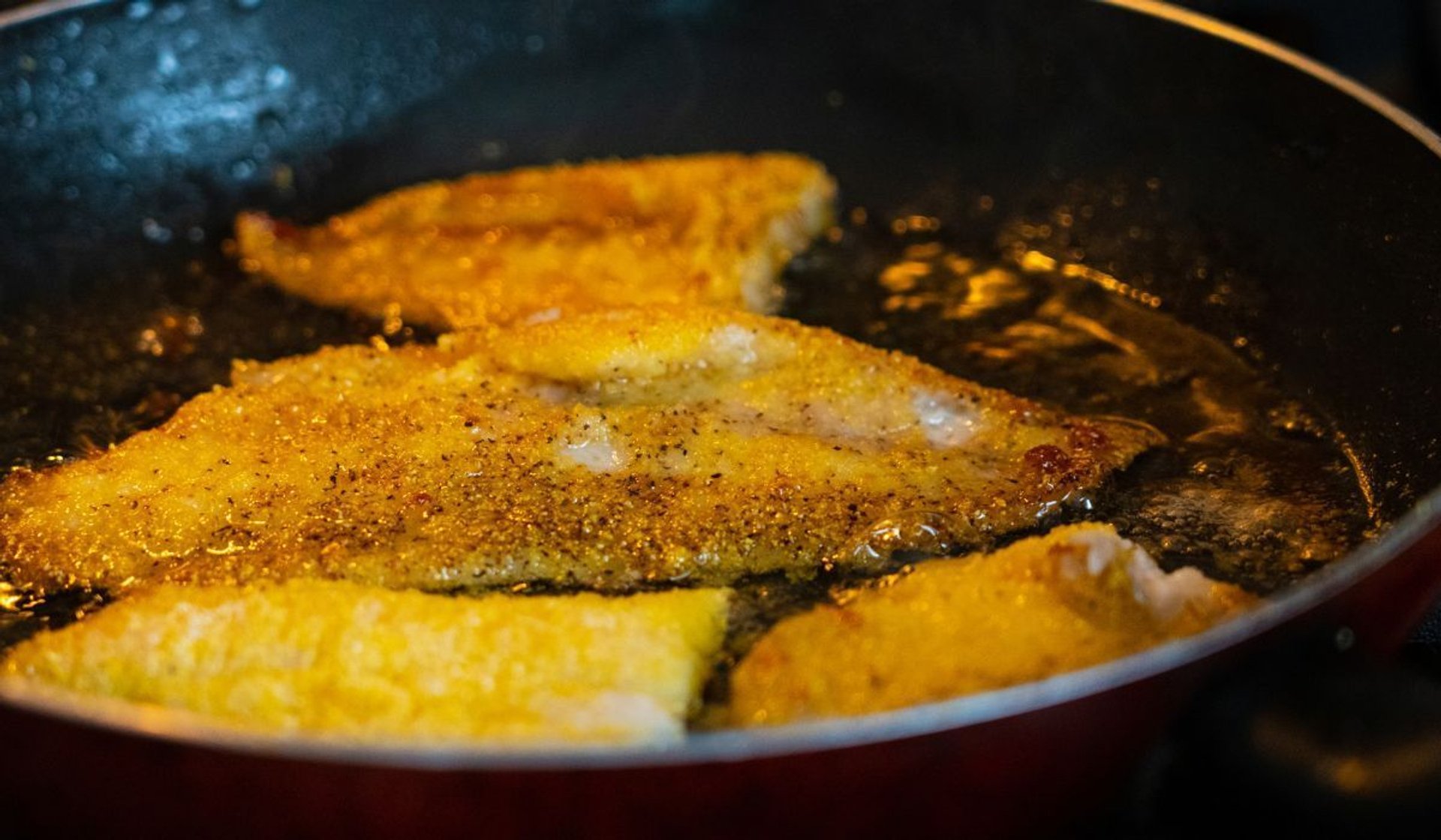 Jak smażyć rybę, by nie było jej czuć w całym domu? Na pomoc przychodzą 2 popularne produkty