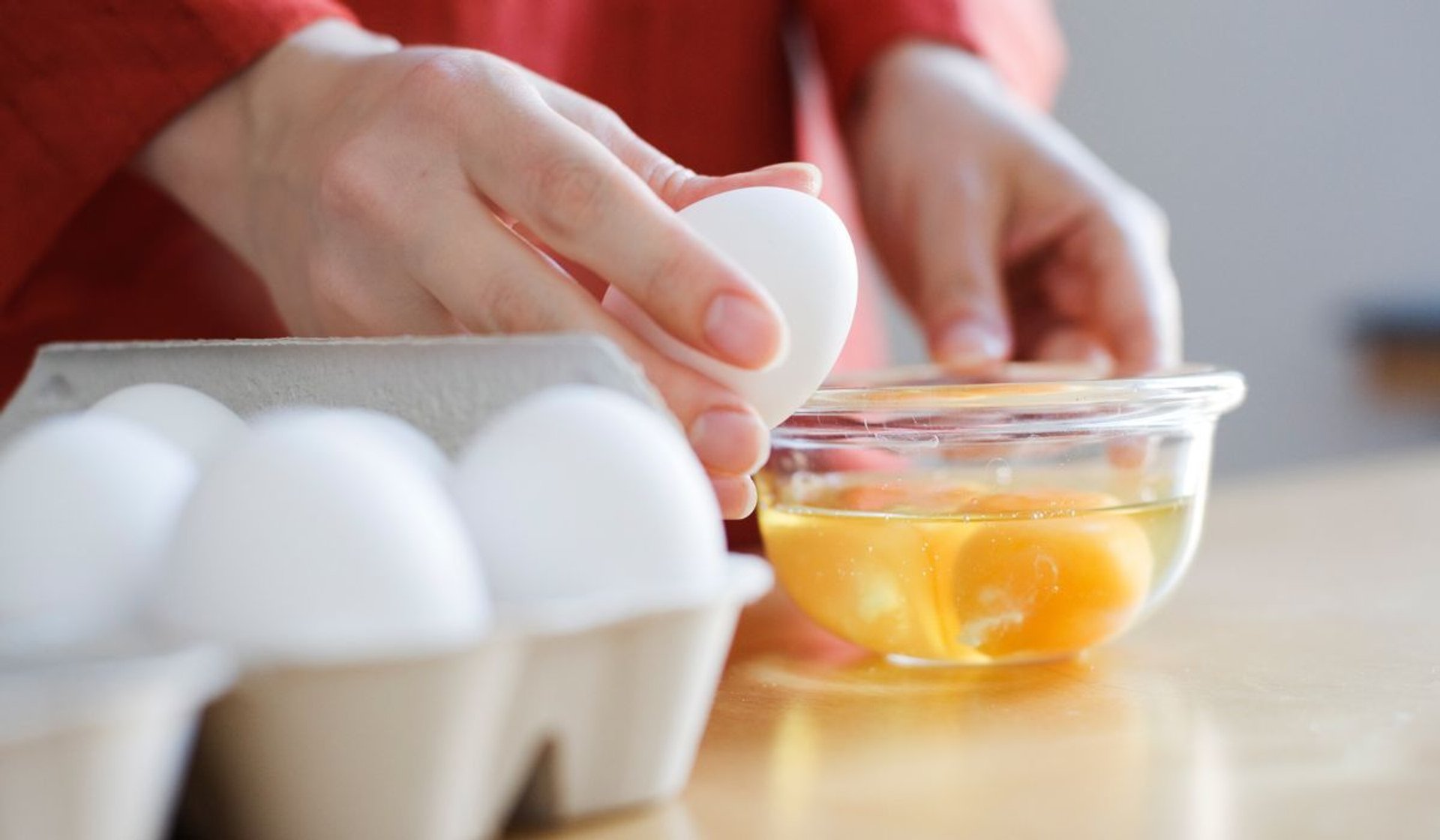 Zapomnij o oleju i maśle. 100 razy lepszą jajecznicę usmażysz bez grama tłuszczu 