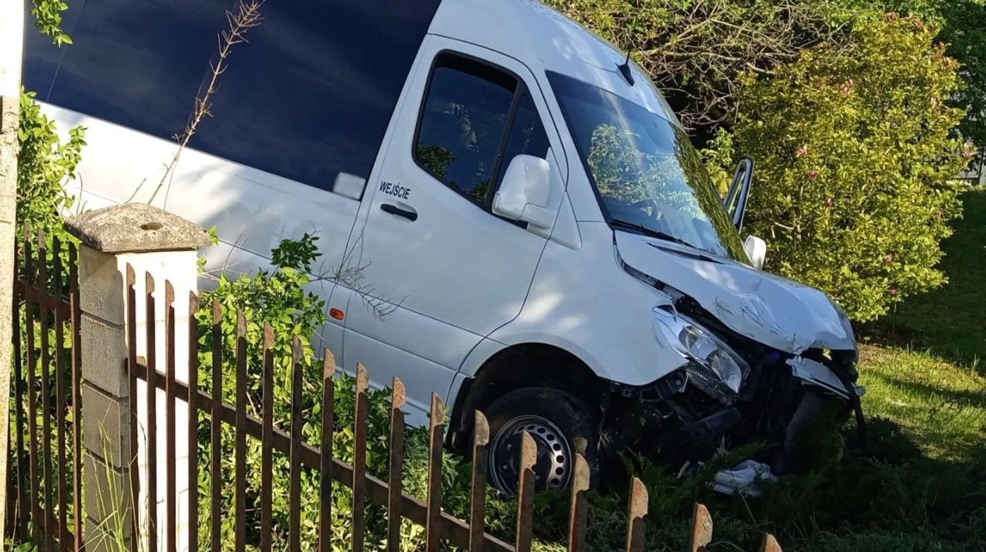 wypadek autobusu szkolnego z dziećmi