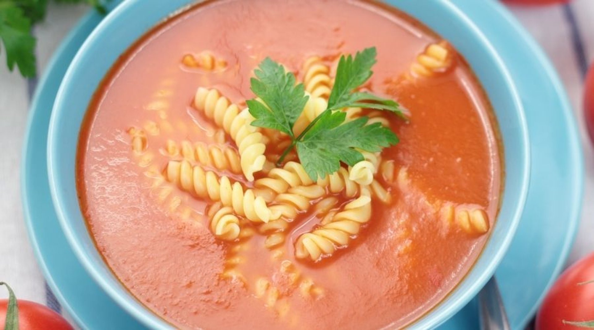Czego unikać przy gotowaniu zupy pomidorowej? 1 błąd popełnia niemal każdy