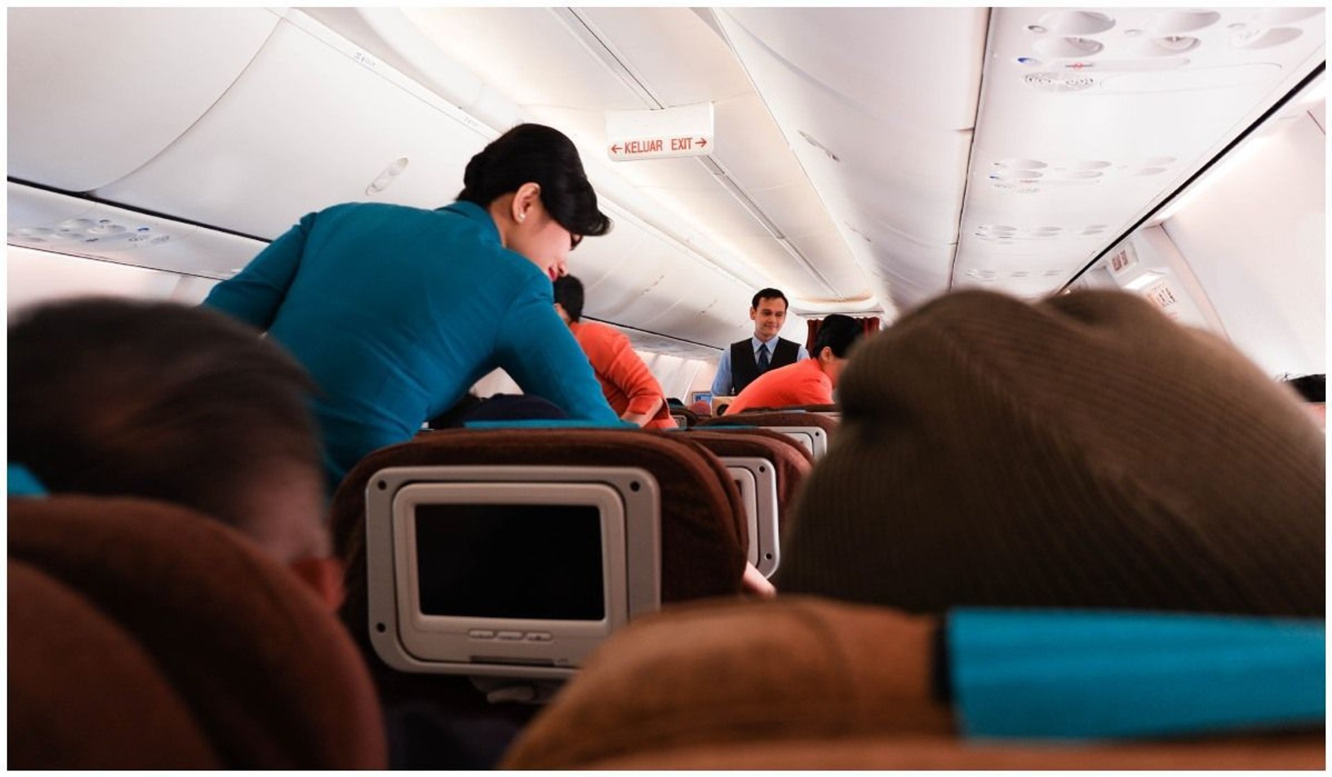Skandaliczna sytuacja na pokładzie samolotu. Stewardessa wylała wrzątek na turystkę z Polski
