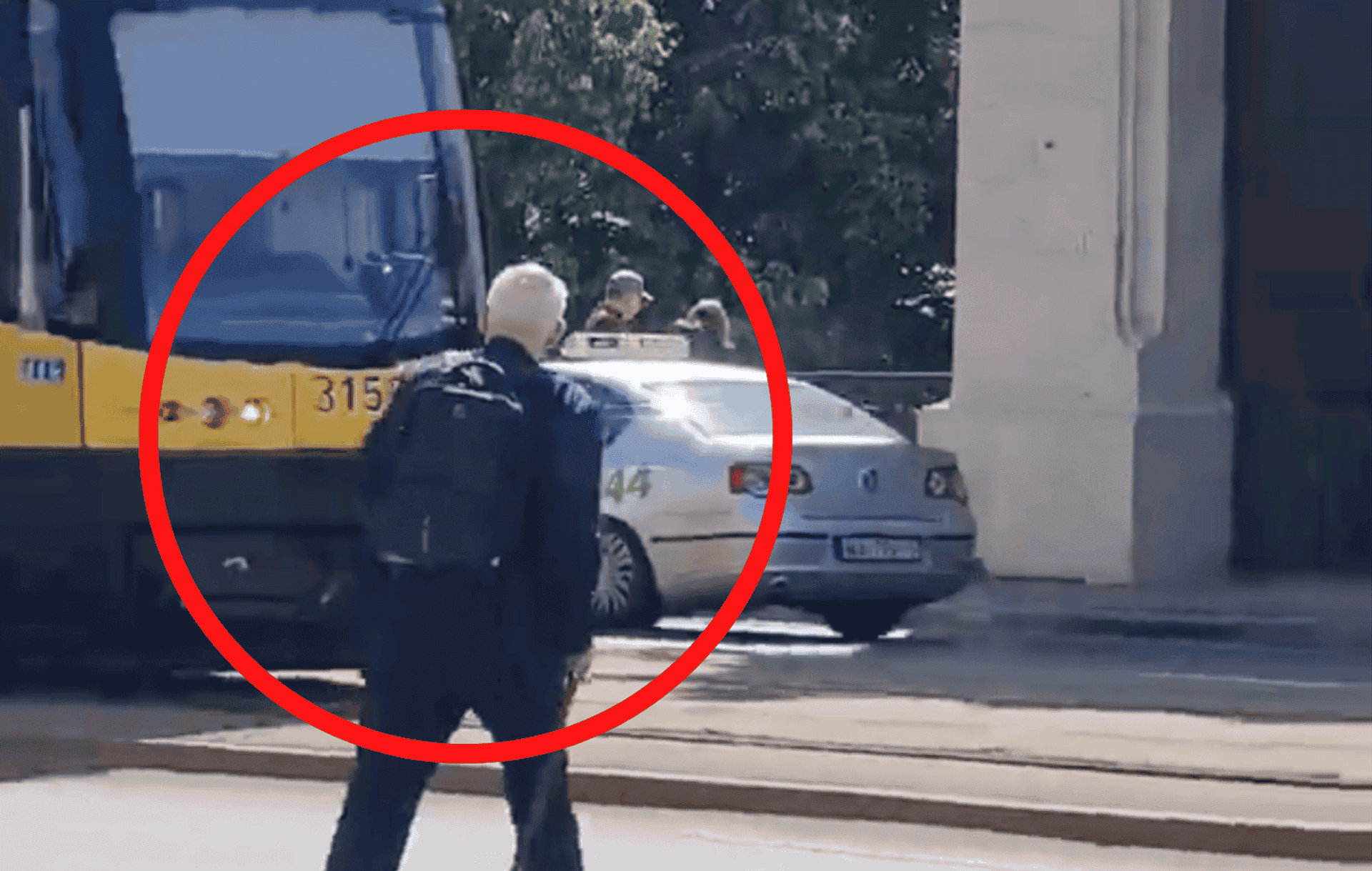 Janusz Korwin-Mikke nagrany. Tak polityk przechodzi przez jedną z najbardziej zatłoczonych ulic Warszawy