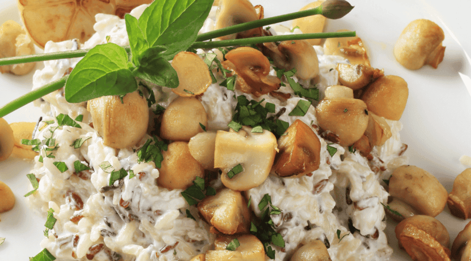 Sałatka z ryżem i pieczarkami 