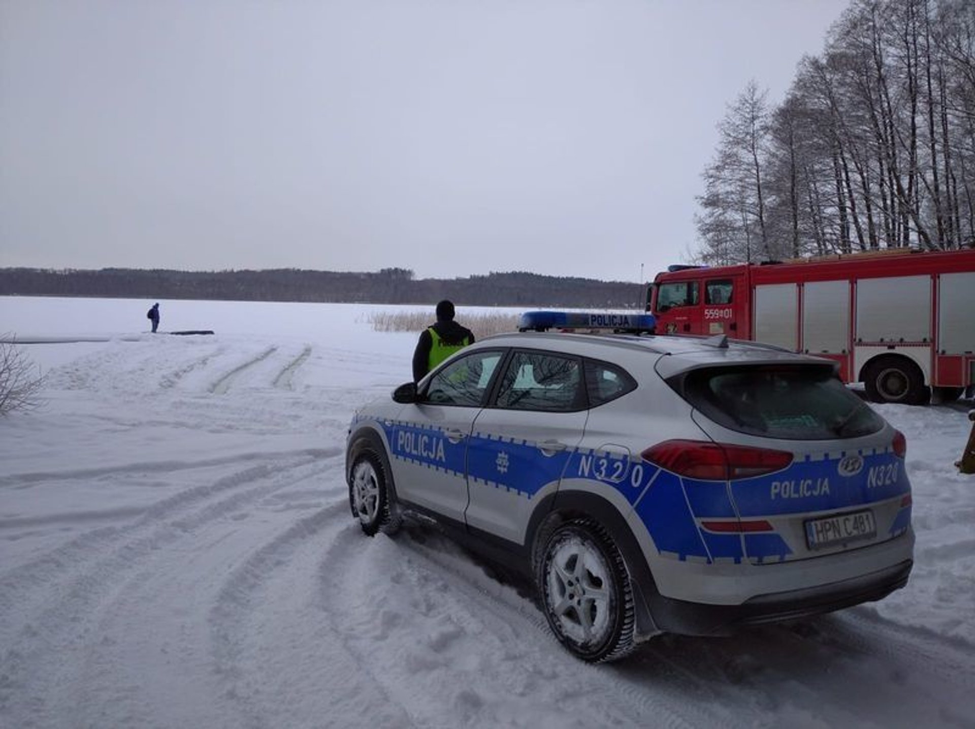 Kierowca Land Rovera utopił auto w jeziorze
