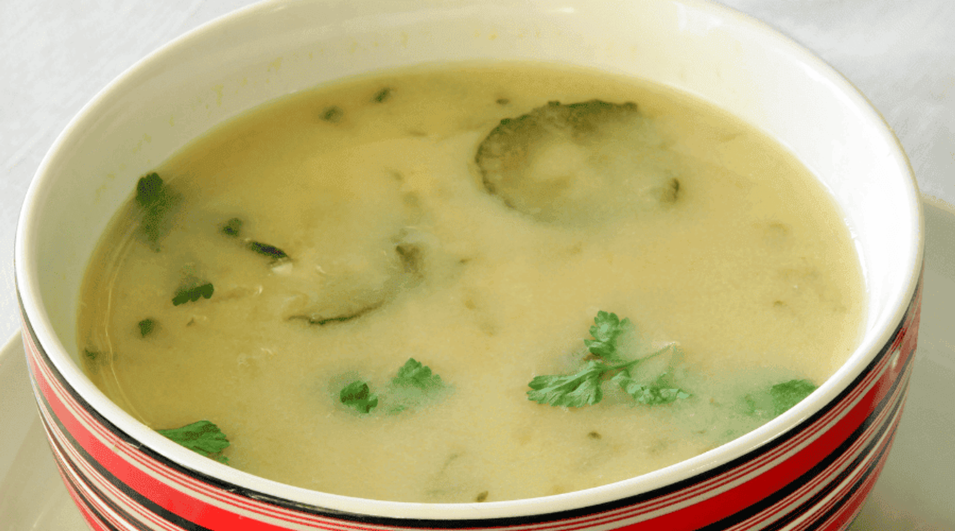 Zupa ogórkowa z dodatkiem kaszy jaglanej