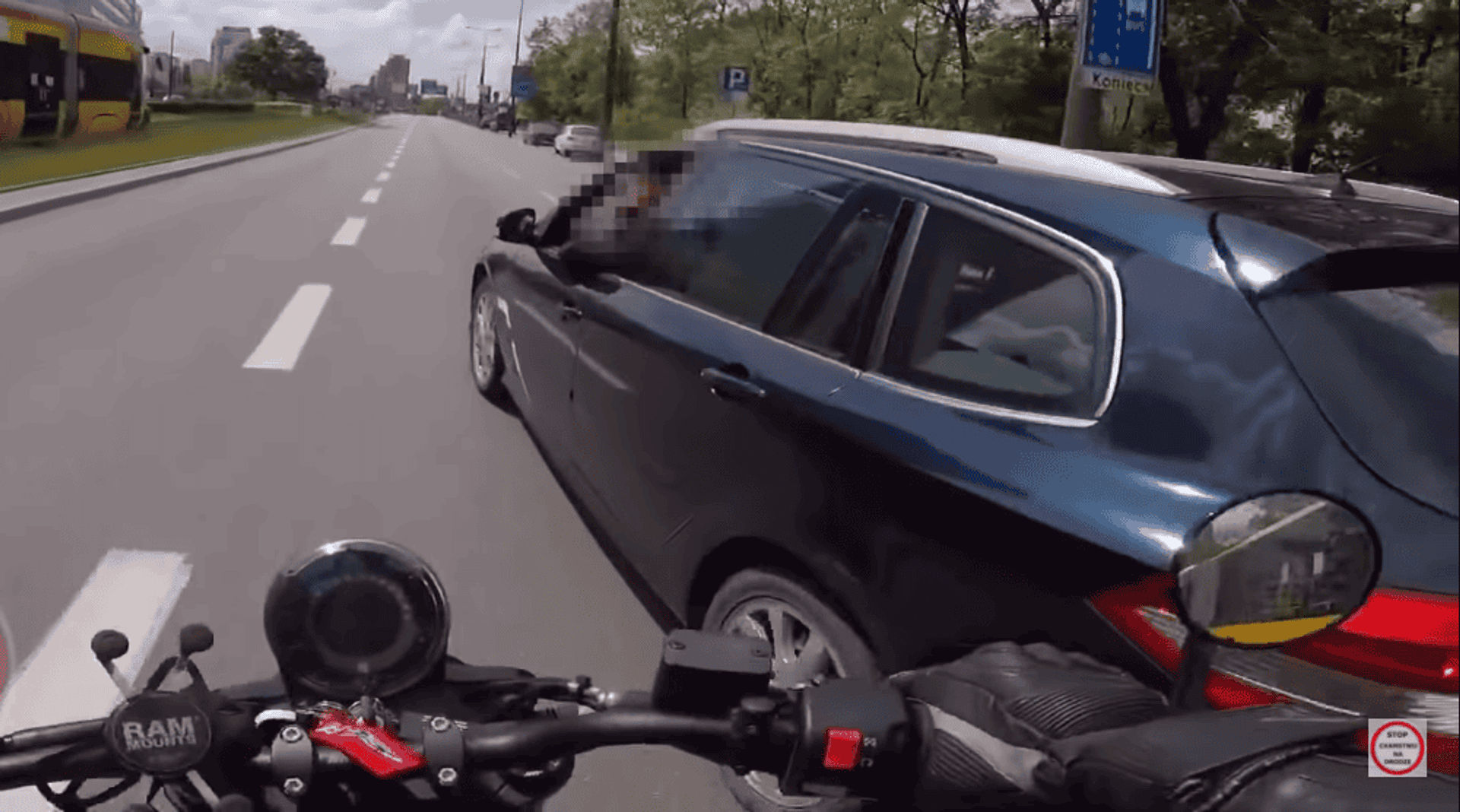 motocyklista-klotnia-na-drodze