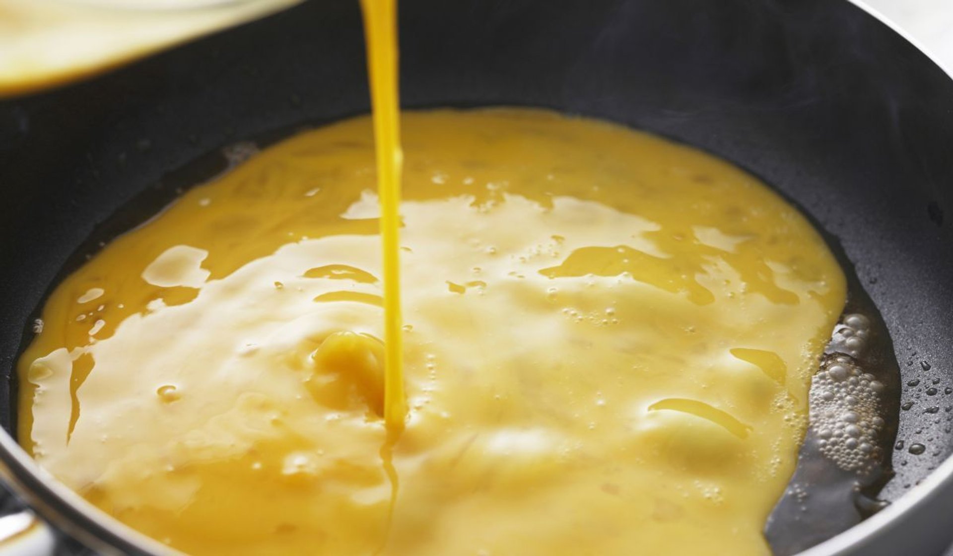 Zamiast mąki, dodaj do omleta czubatą łyżkę tego produktu. Będzie lżejszy niż obłok i przepyszny