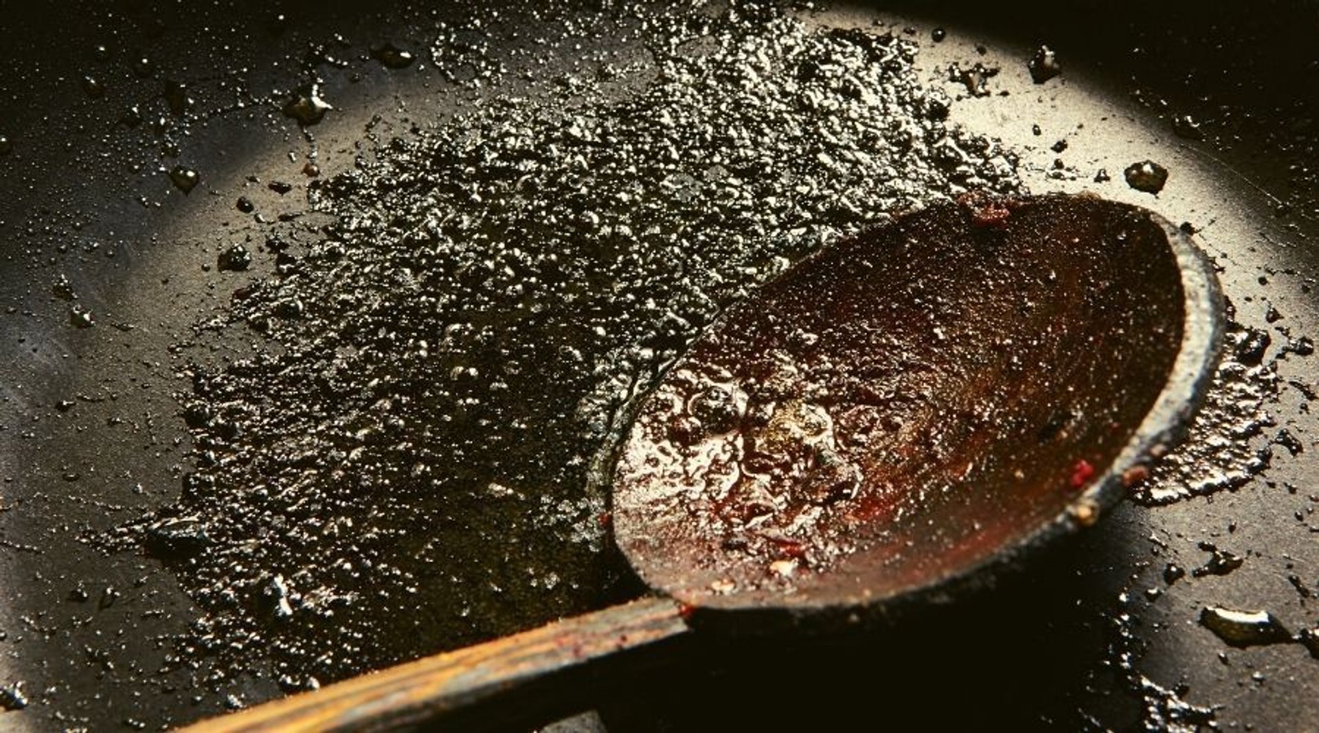 Brudna patelnia może być wyczyszczona kwaskiem cytrynowym