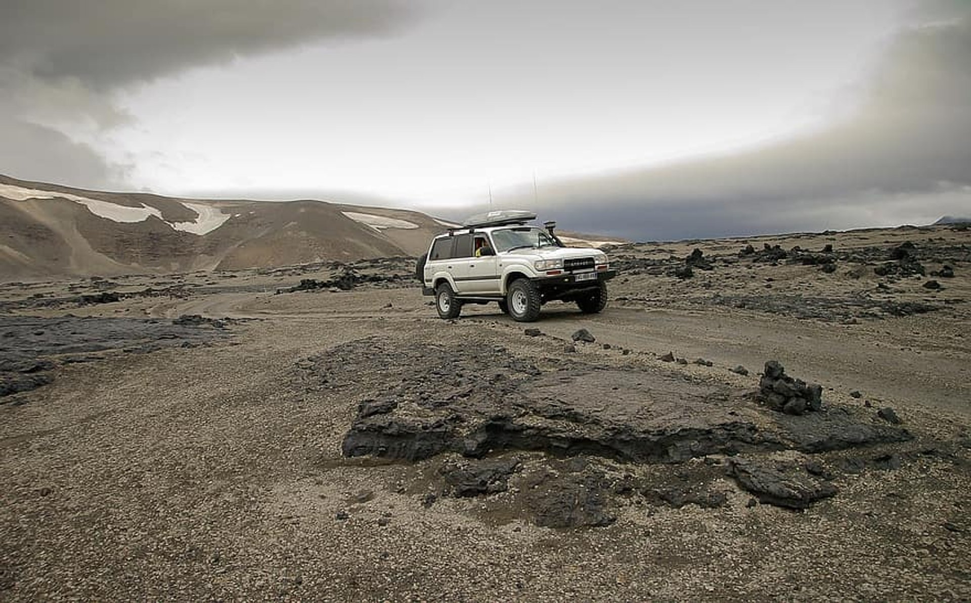 Toyta Land Cruiser na pustkowiach Islandii.