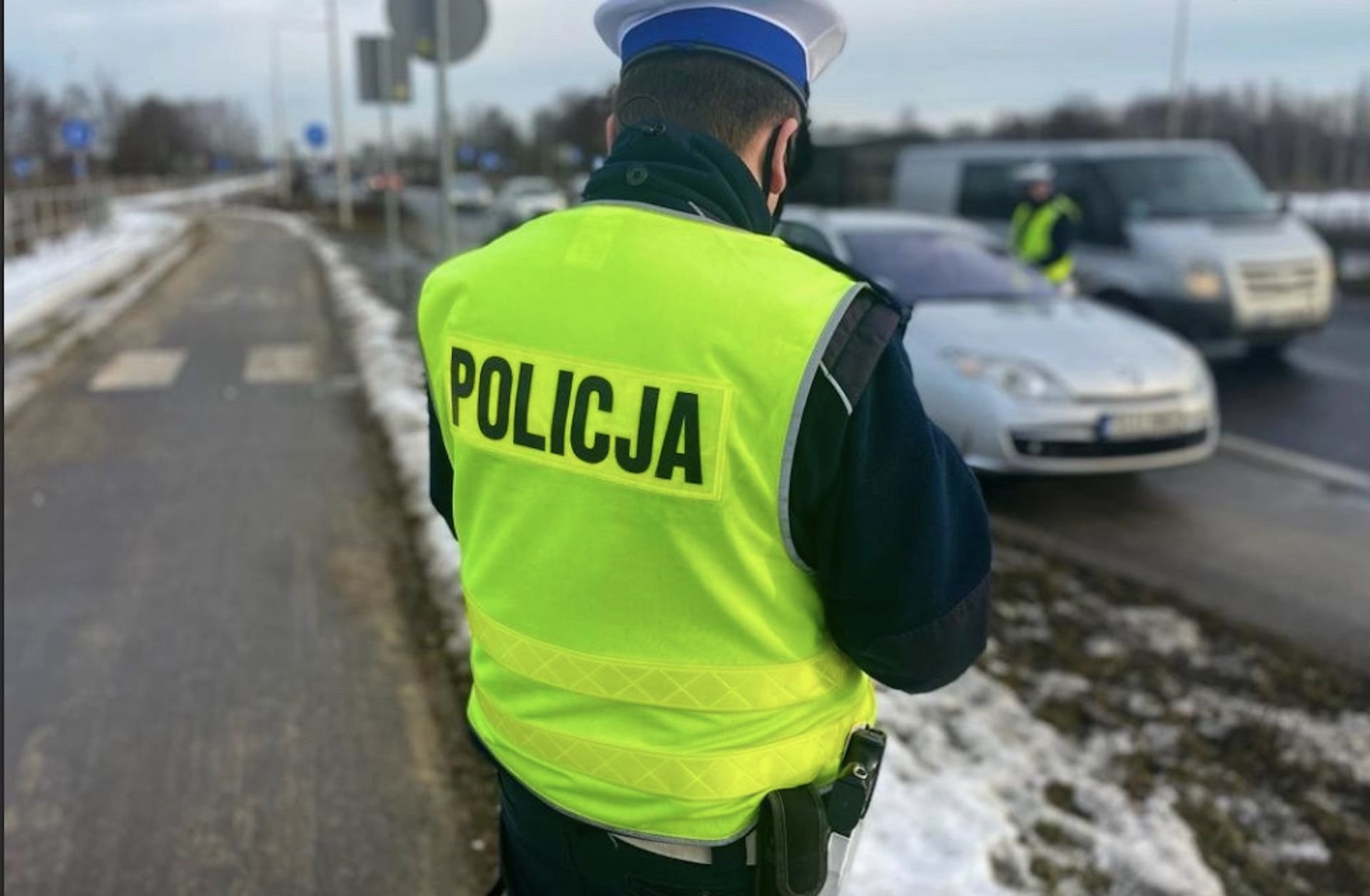 policja-droga-kontrola-mandat-samochod-jezdnia-zima-snieg-kmp-czestochowa