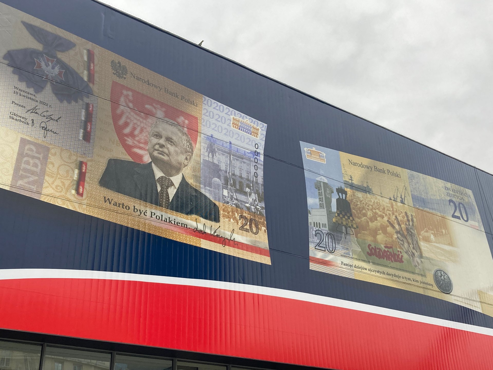 Polacy ustawiają się w olbrzymich kolejkach. Siedziby NBP w dużych miastach są oblegane