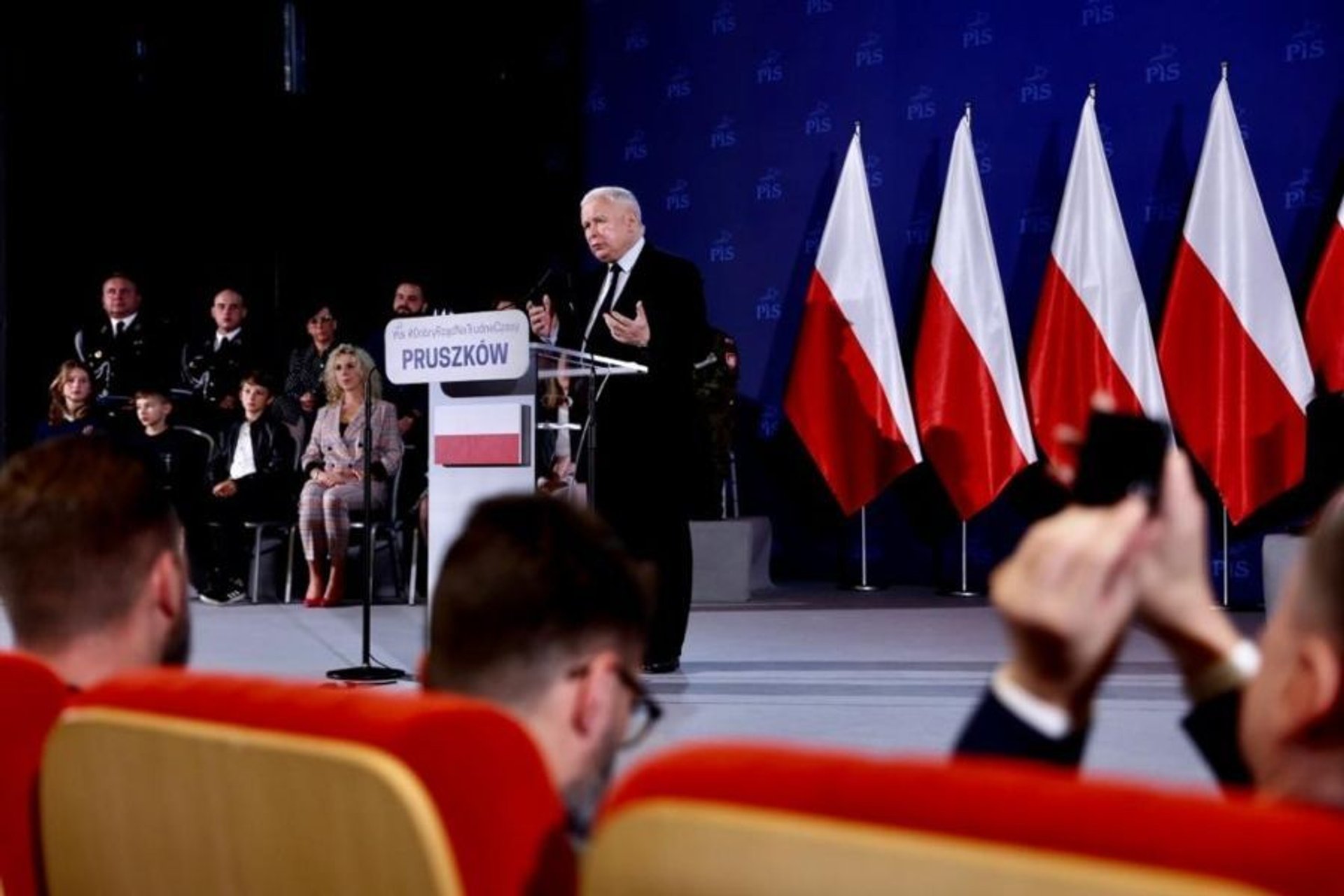 Skandal podczas wizyty Jarosława Kaczyńskiego w Pruszkowie. Na salę nie wpuszczono mieszkańców miasta