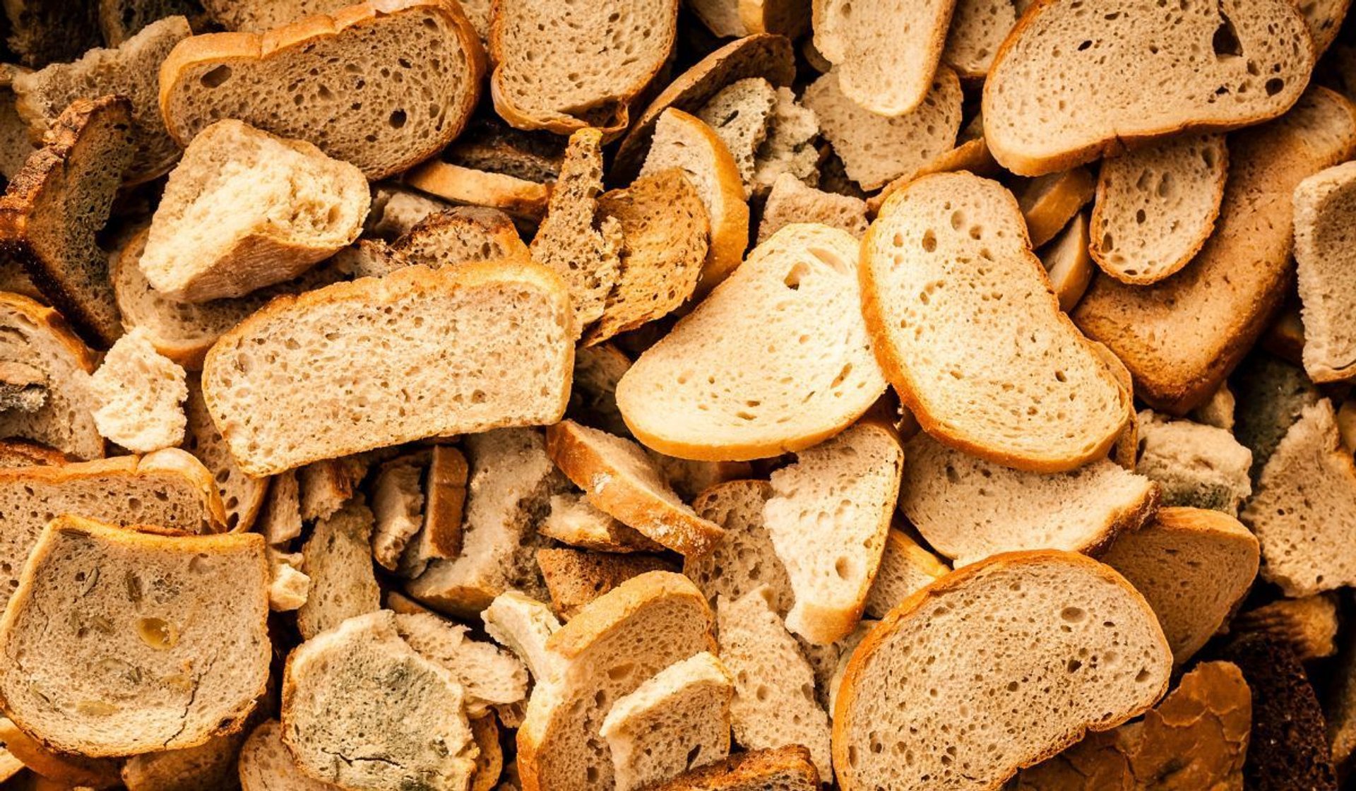 Koniec z wyrzucaniem czerstwego chleba. Znamy 4 sposoby na jego odświeżenie