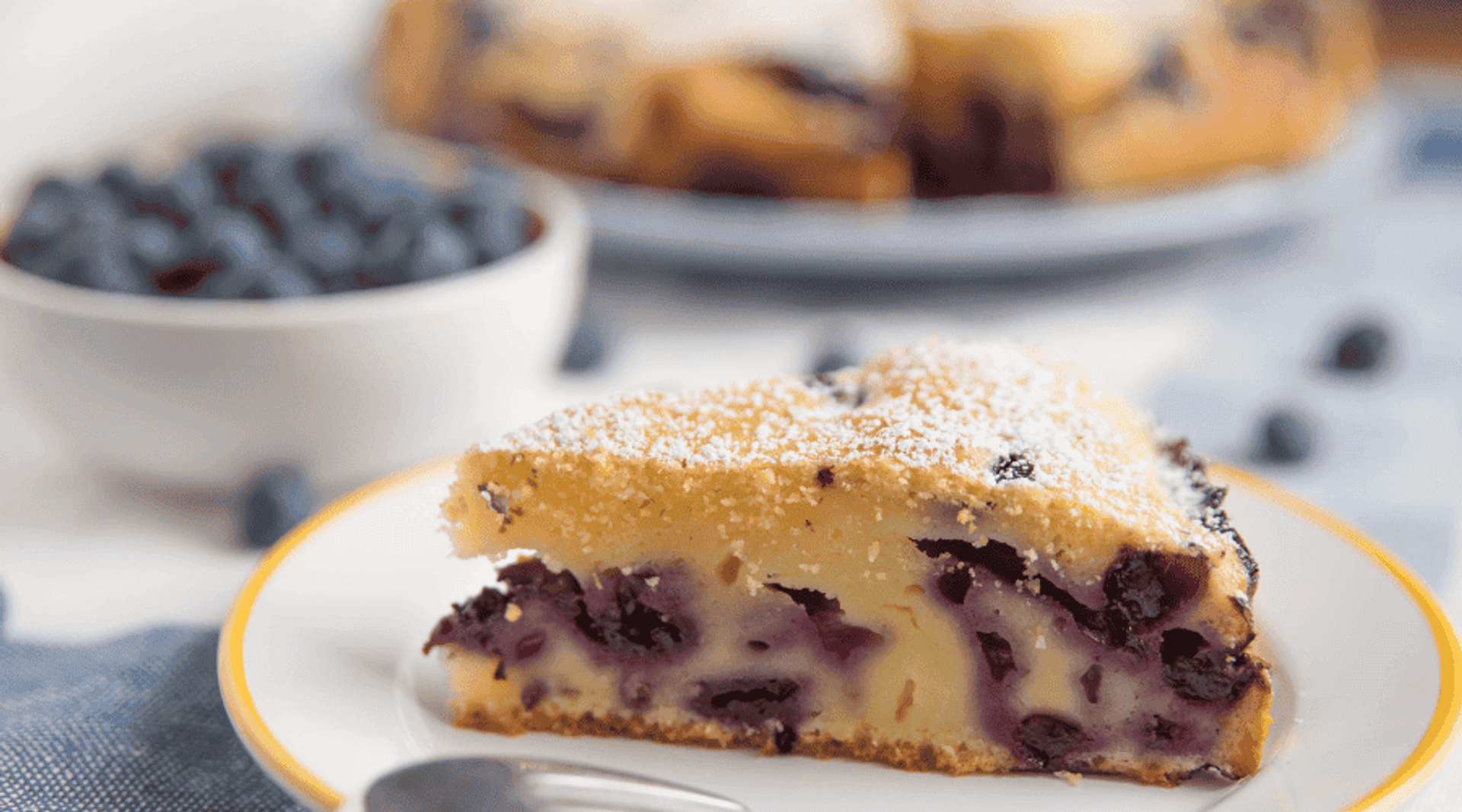 Ciasto jogurtowe z jagodami – pyszny i prosty deser