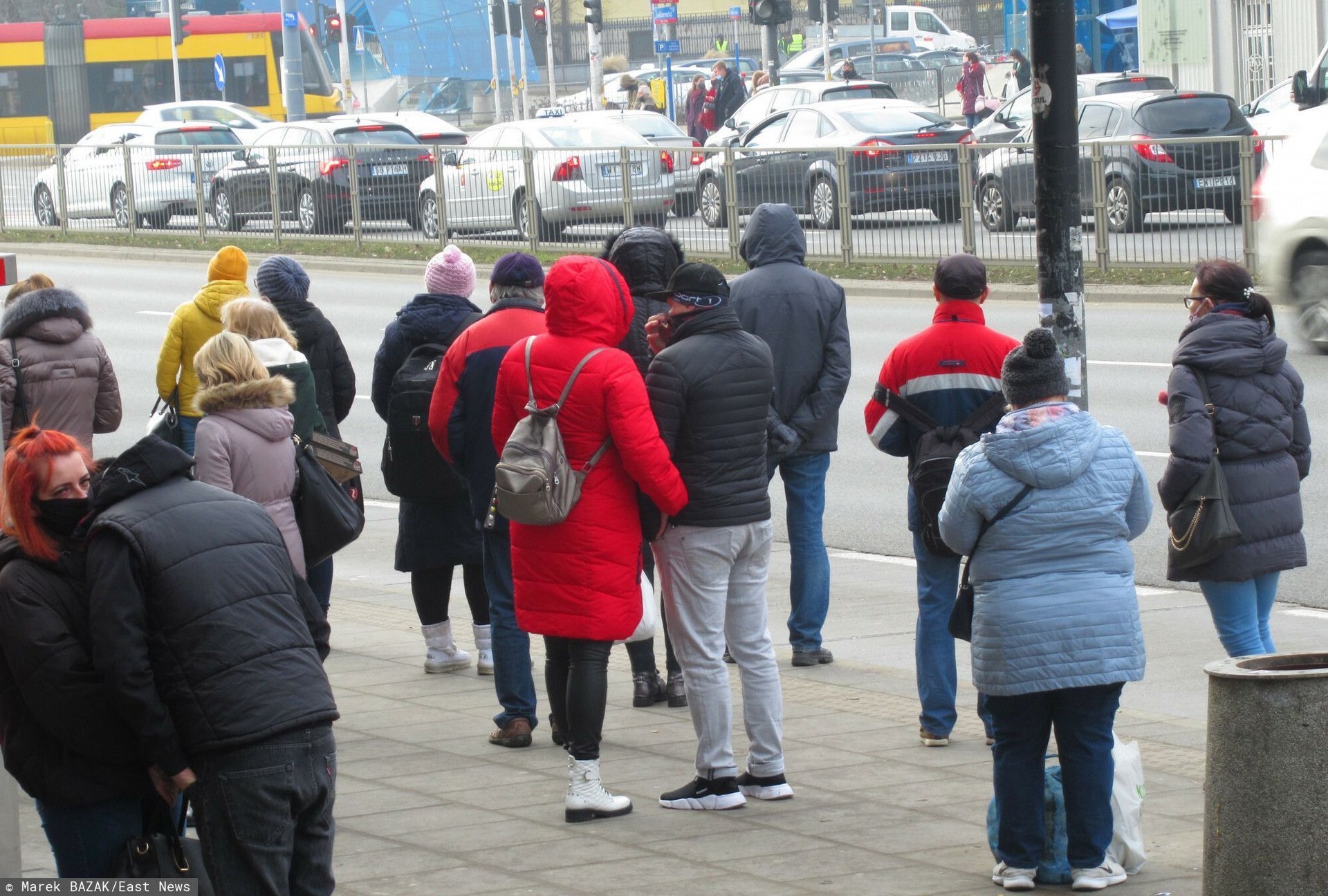  PHOTO: ZOFIA I MAREK BAZAK / EAST NEWS Warszawa Praga Polnoc Plac Wilenski N/Z Tlum ludzi oczekujacych na autobus miejski