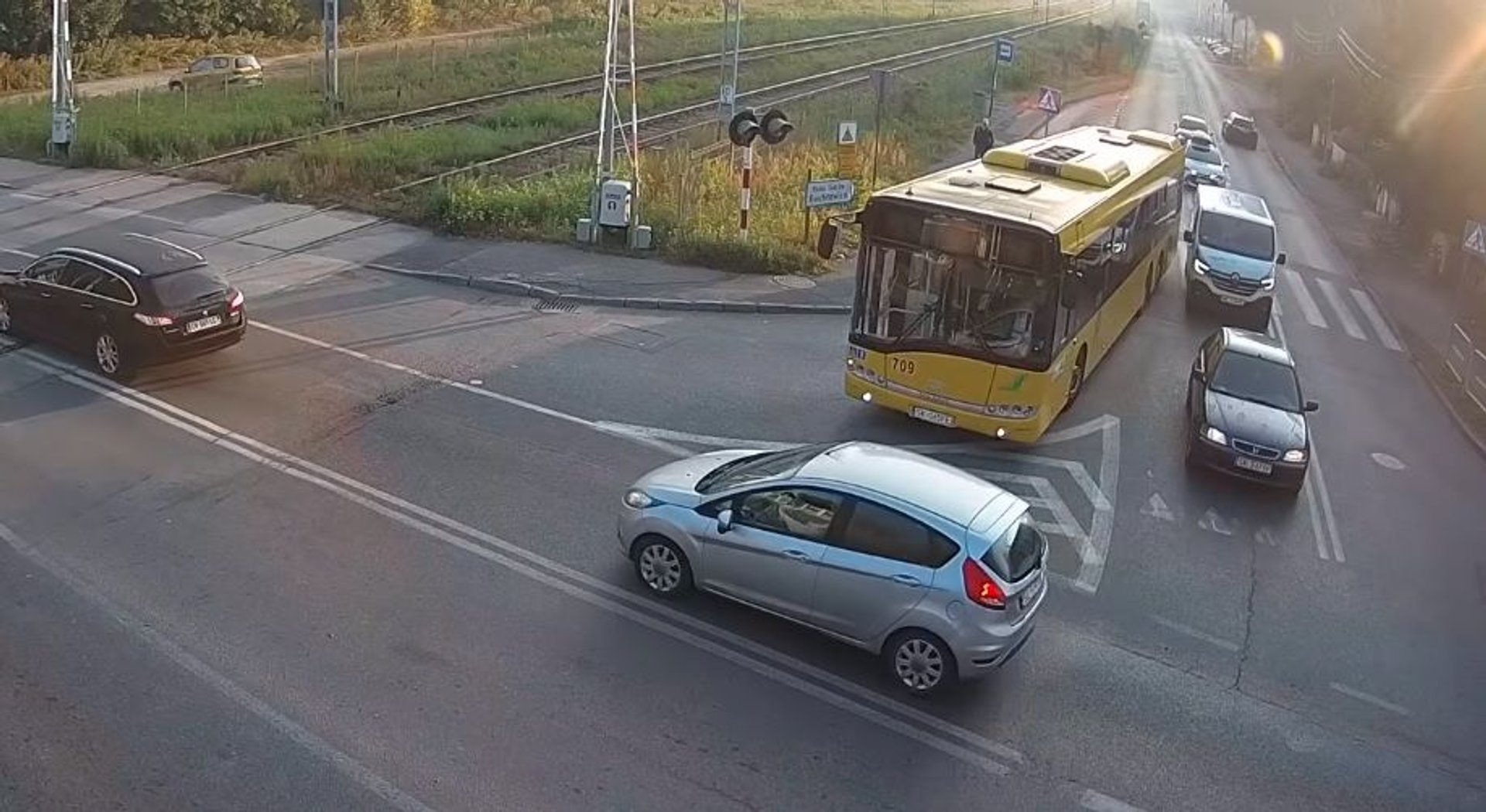 Wypadek - autobus zachodzi przy skręcie