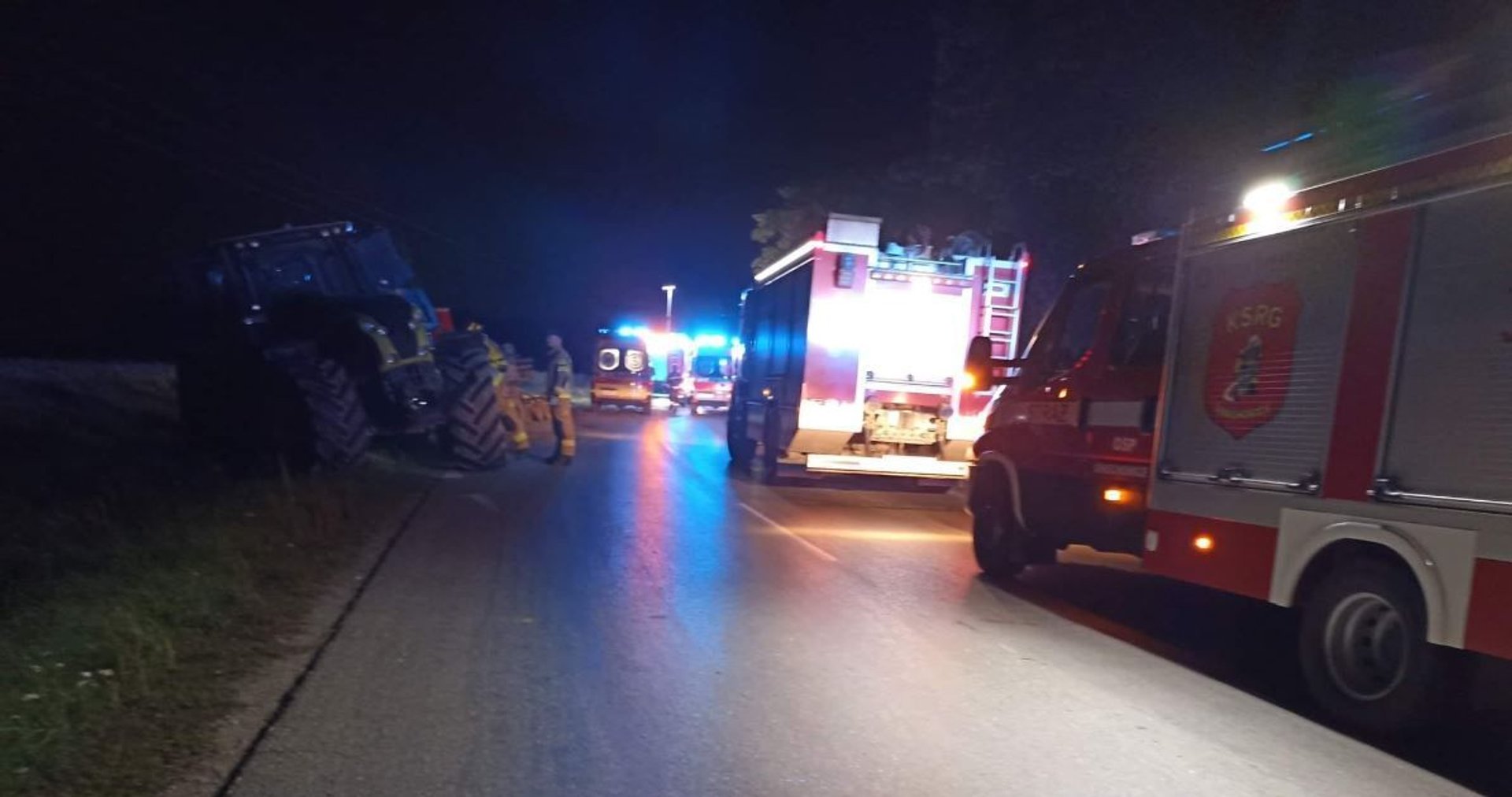 We wczorajszym zderzeniu traktora z mercedesem w Sadkowie życie straciła jedna osoba.