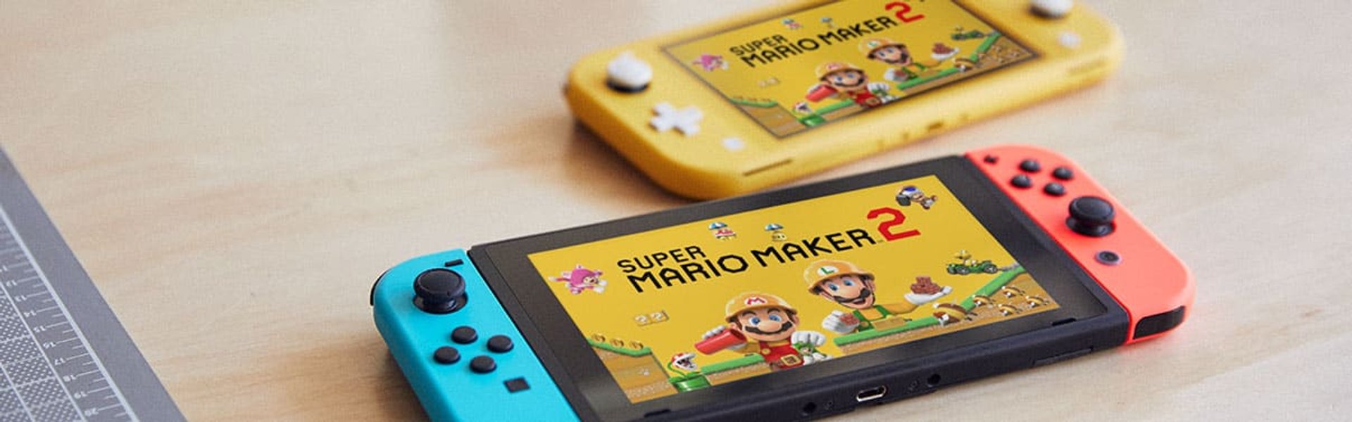 Konsole Nintendo Switch oraz Switch Lite z tapetami z Super Mario Maker 2