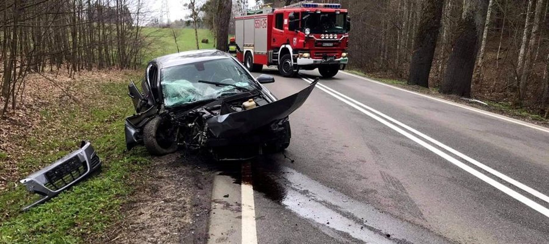 18-letni kierowca stracił panowanie nad autem i uderzył w drzewo. Miesiąc temu odebrał prawo jazdy