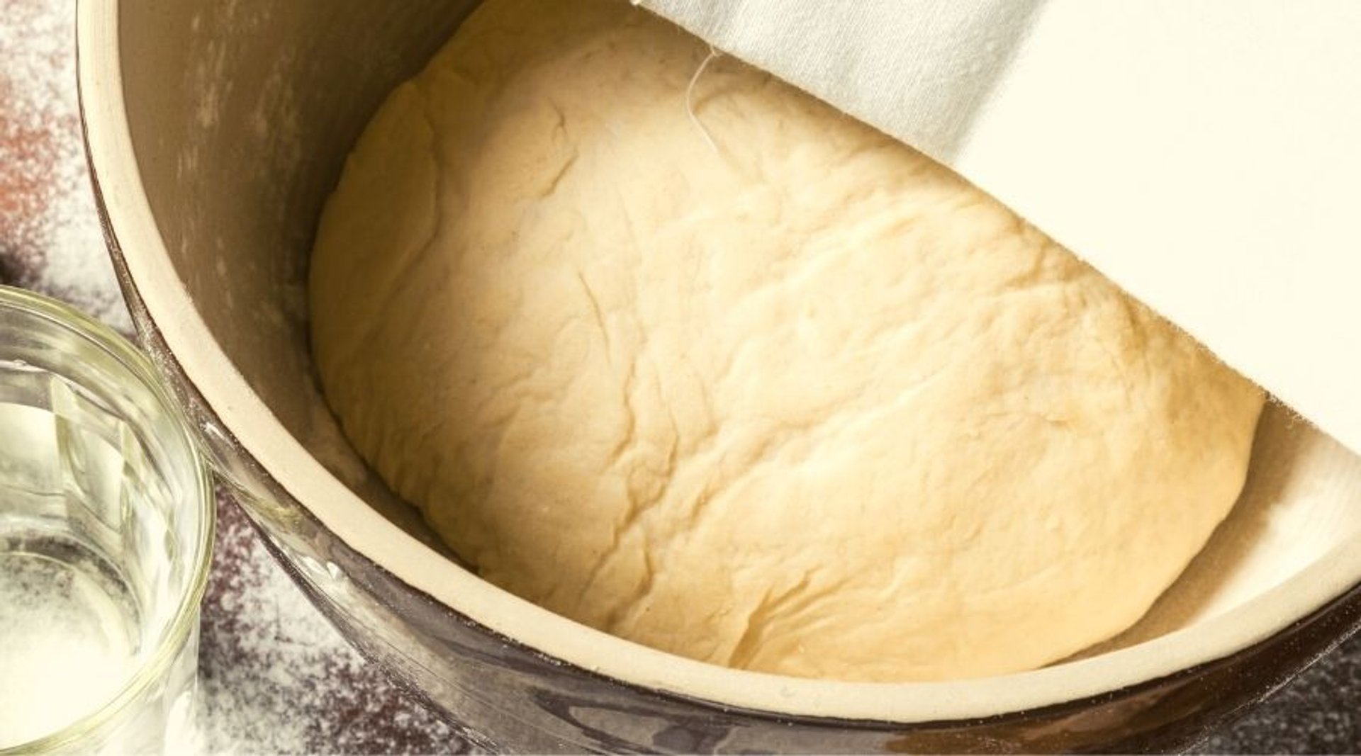 Rewolucyjne, nocne ciasto drożdżowe bez wyrabiania