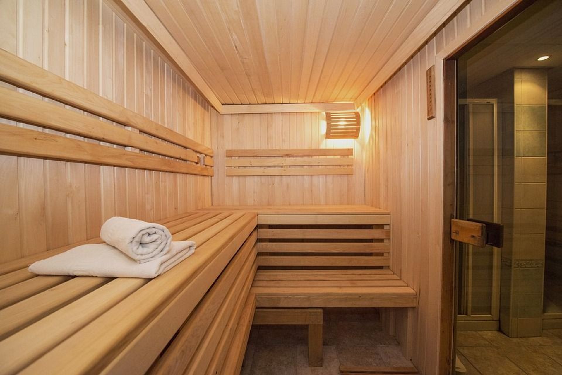 Budowa sauny w domu – cechy charakterystyczne, rodzaje, analiza czynników oraz prawidłowy montaż urządzenia