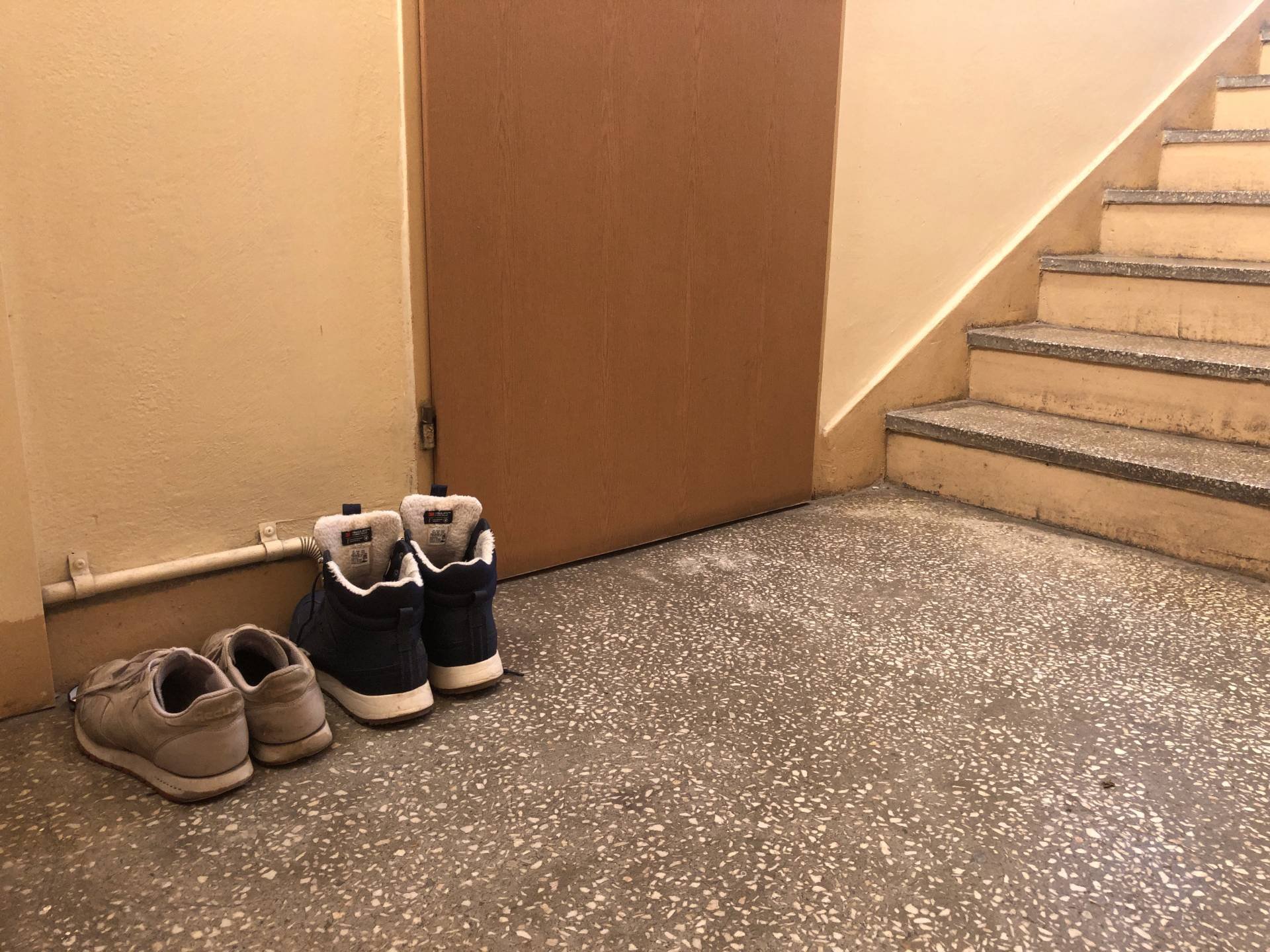 Buty zostawione przed wejściem do mieszkania