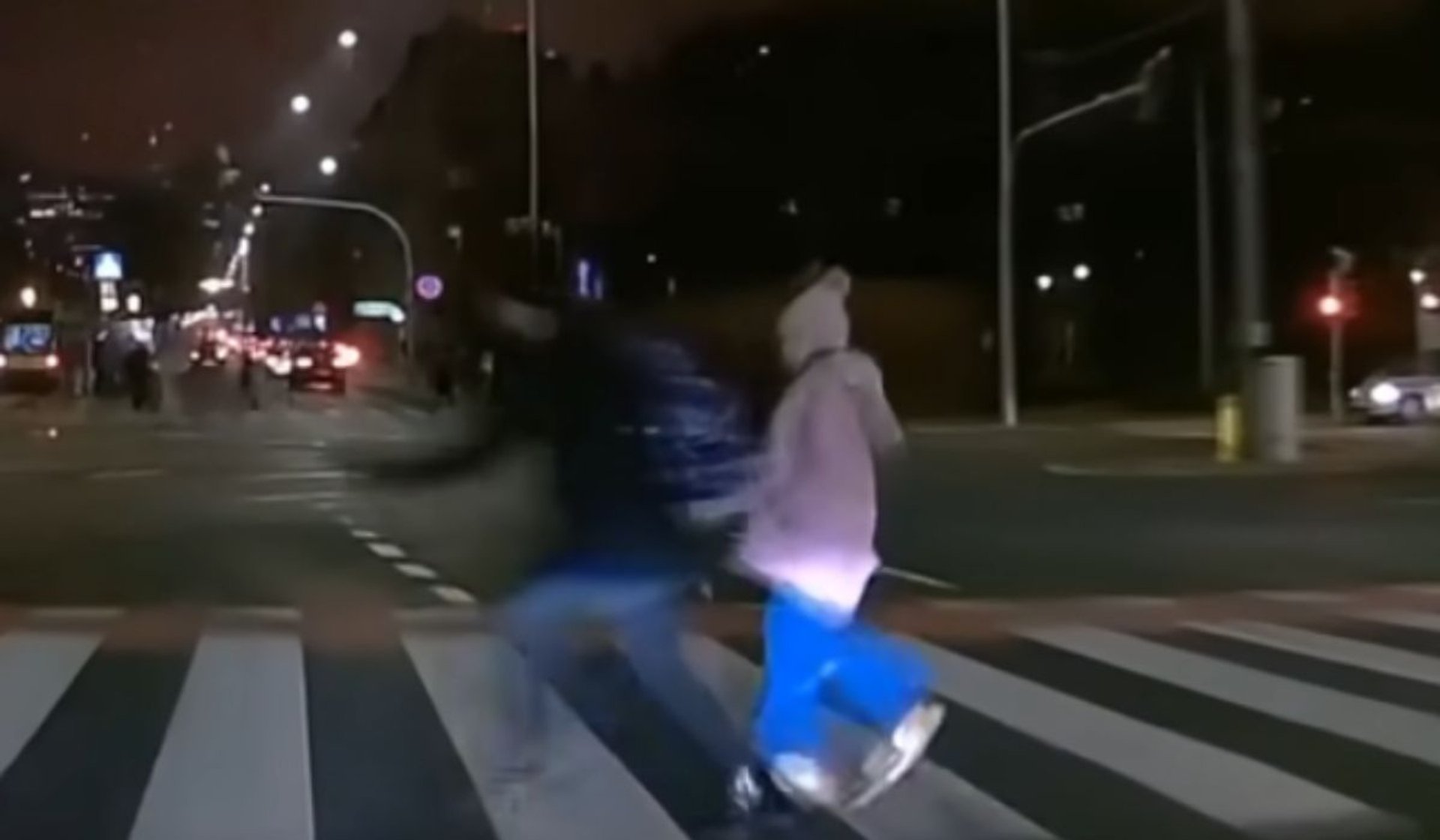 Wbiegła na przejście na czerwonym świetle i pociągnęła dziecko. Było o krok od tragedii