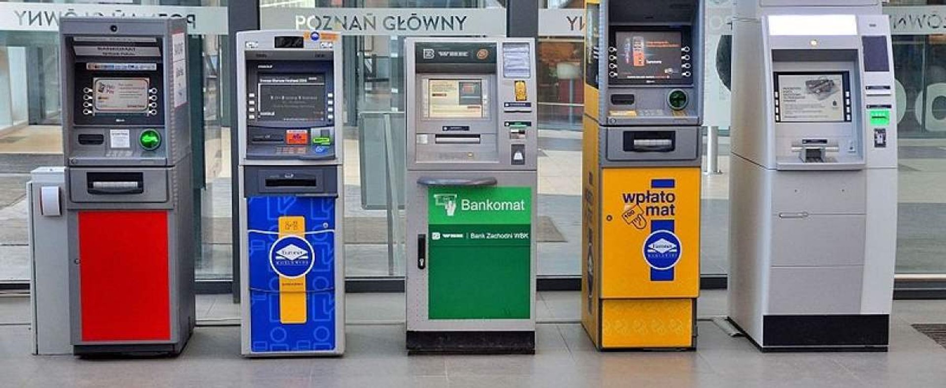 Korzystający z bankomatu mogą trafić na niespodziewany banknot