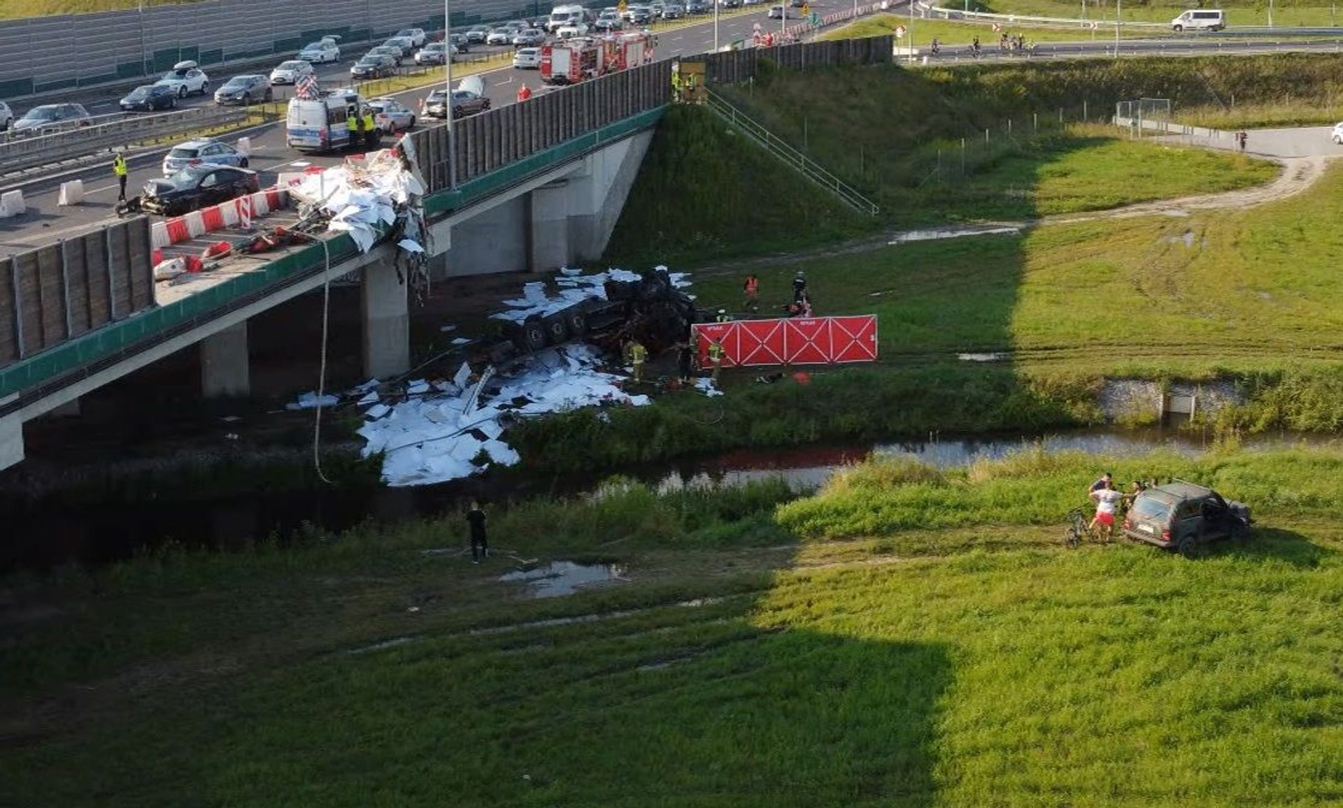 Zderzenie trzech pojazdów na S8. Ciężarówka spadła z wiaduktu, kierowca nie żyje