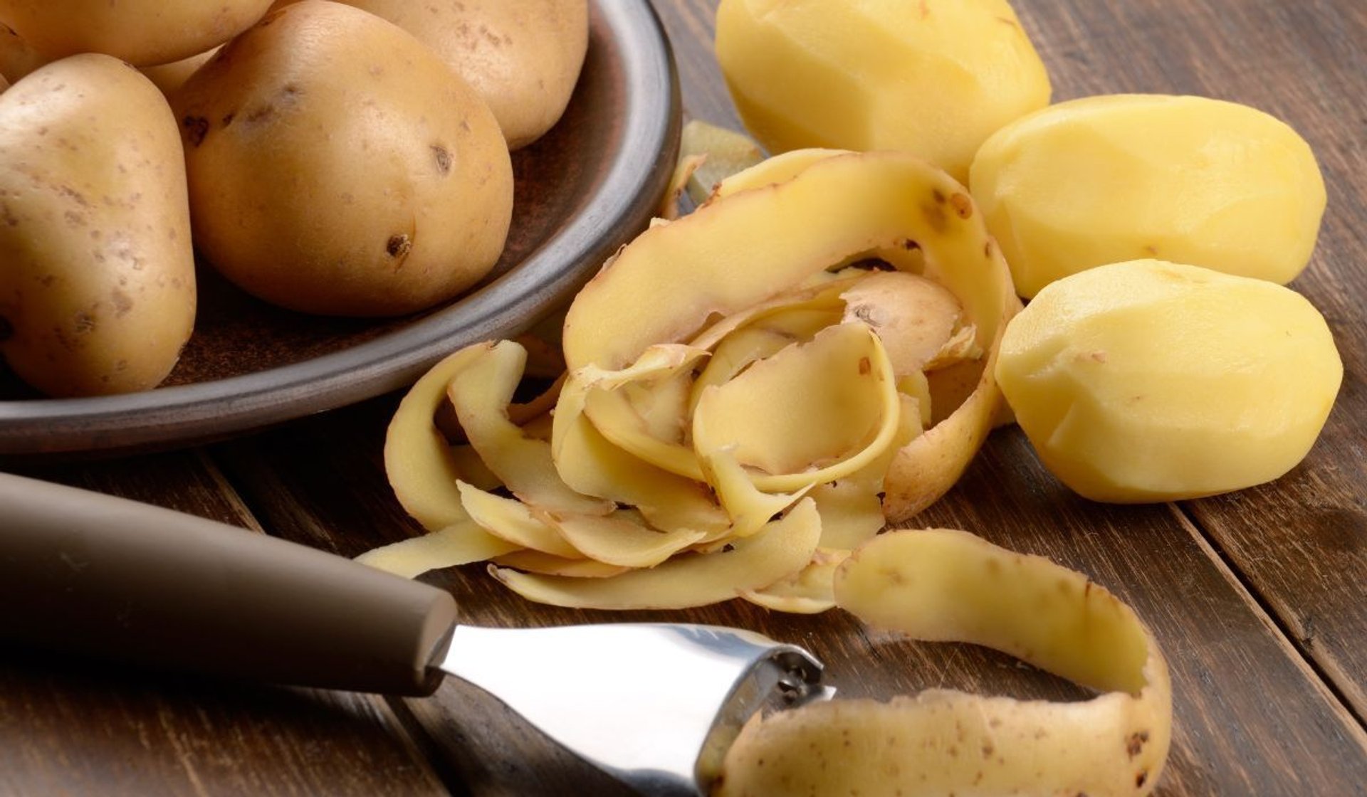 Co zrobić z obierkami po ziemniakach? Nie wyrzucaj ich, powstanie z nich najlepszy przysmak