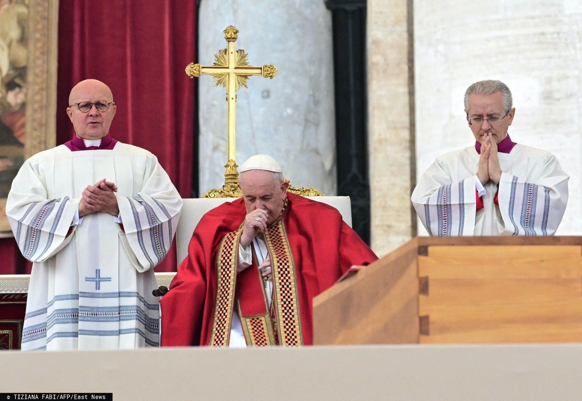 Pogrzeb Benedykta XVI: papież Franciszek żegna poprzednika, pierwszy taki przypadek w historii
