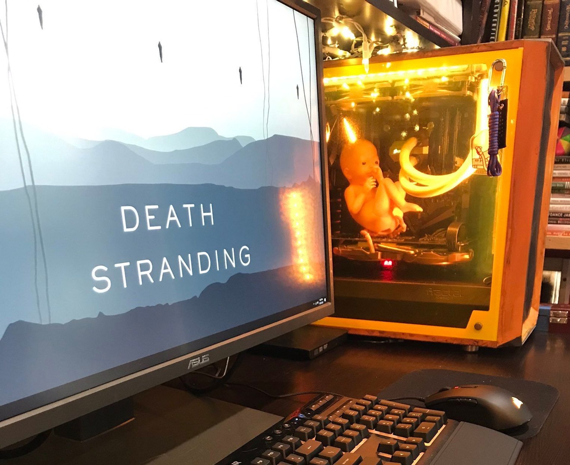 Komputer przerobiony na rekwizyt z gry Death Stranding.