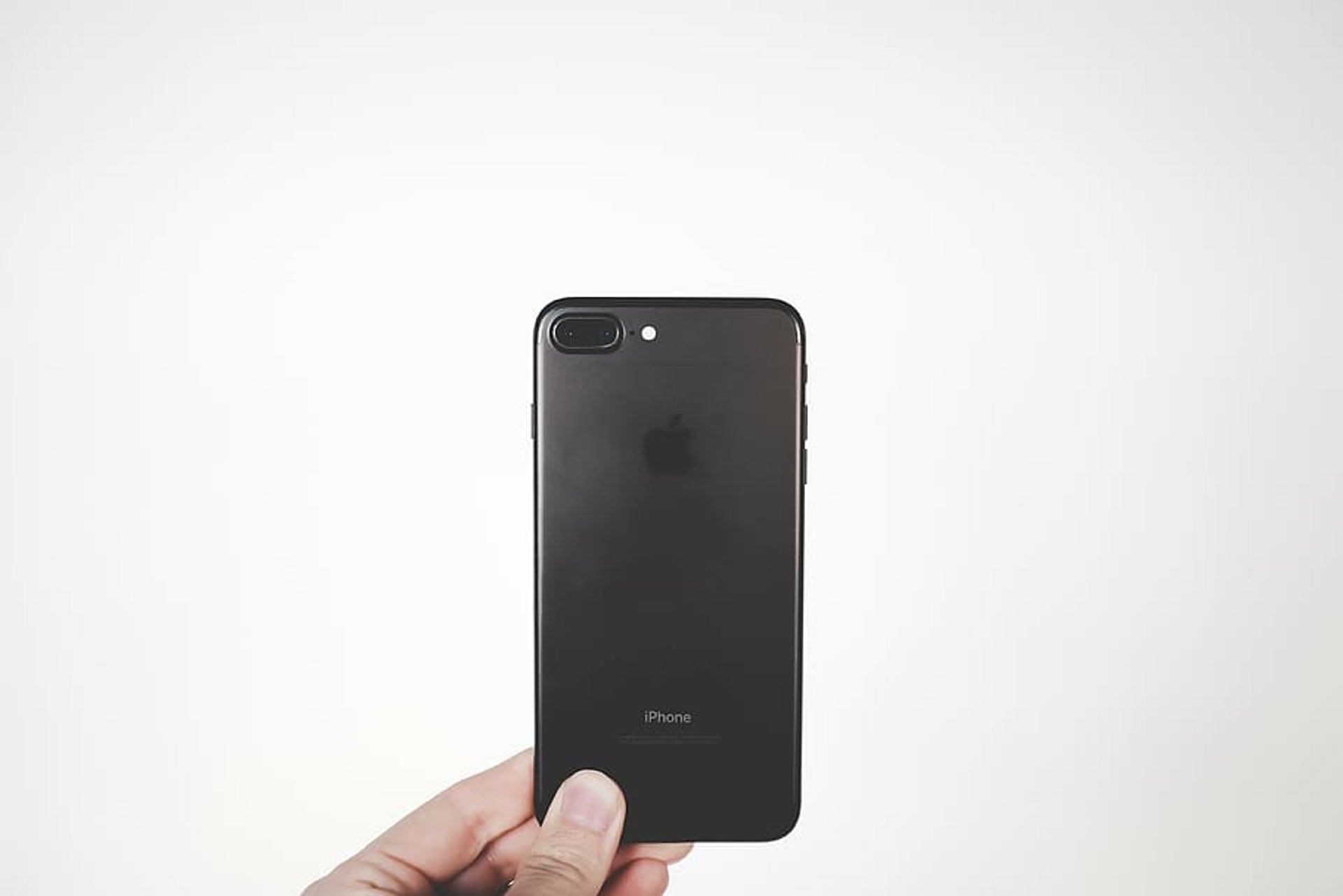 Apple iPhone w czarnej obudowie.