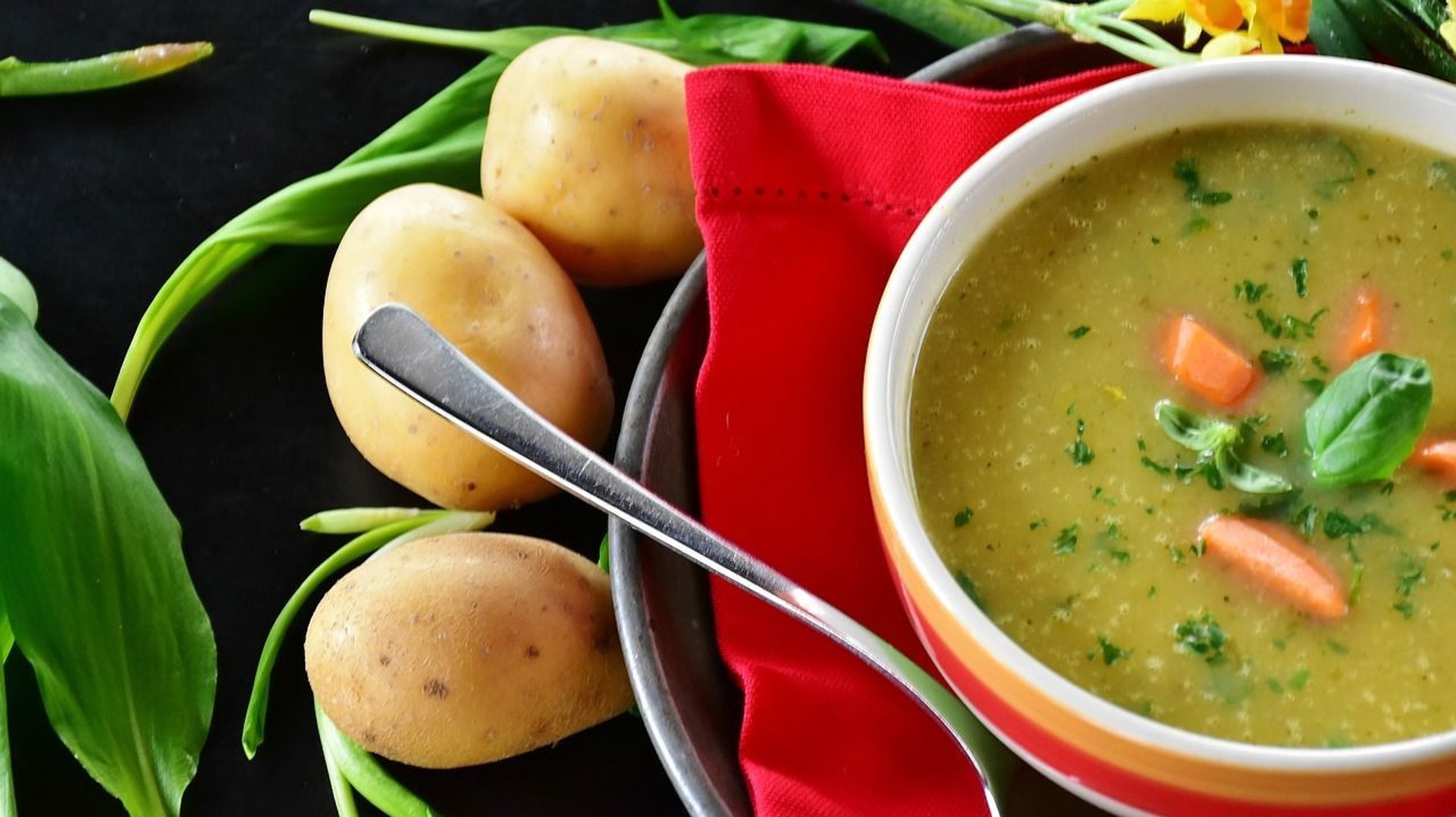 Wegetariańska zupa z cukinią, ziemniakami i fetą