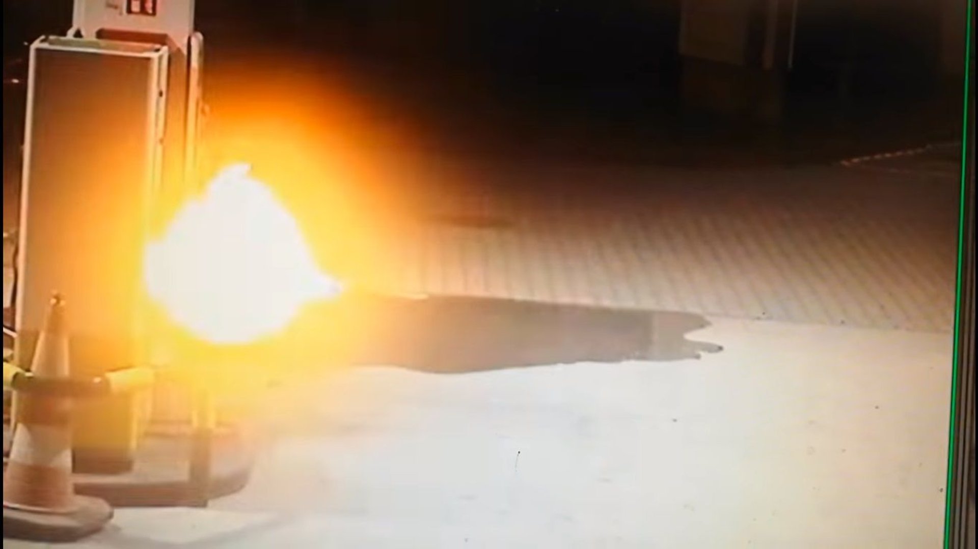Mężczyzna rozlał i podpalił paliwo na stacji